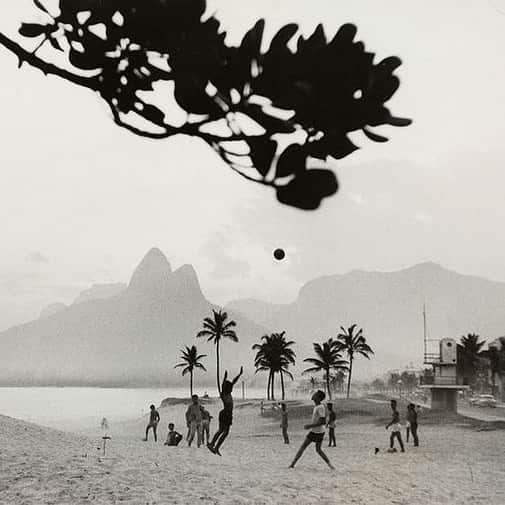 Meganさんのインスタグラム写真 - (MeganInstagram)「Football, Rio de Janeiro, Ipanema Beach〰 René Burri, 1958 #football #riodejaneiro #reneburri #ipanema #beachfootball」4月23日 22時23分 - zanzan_domus