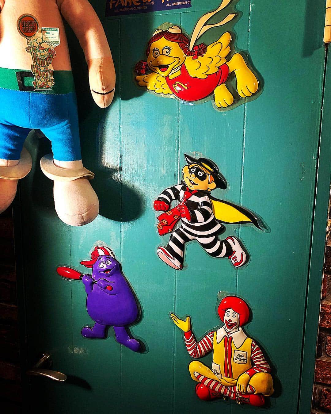 大川知英のインスタグラム：「90's McDonalds Wall Plaques 🇺🇸うぴー❗️ モスグリーンのドアに彼らが住みました👨🏽‍✈️🚬 #mcdonalds#wallplaques#90s#モスグリーン#撃カワ #ありがとうございますました🙇‍♂️ #amecajiboys #takatsubase」