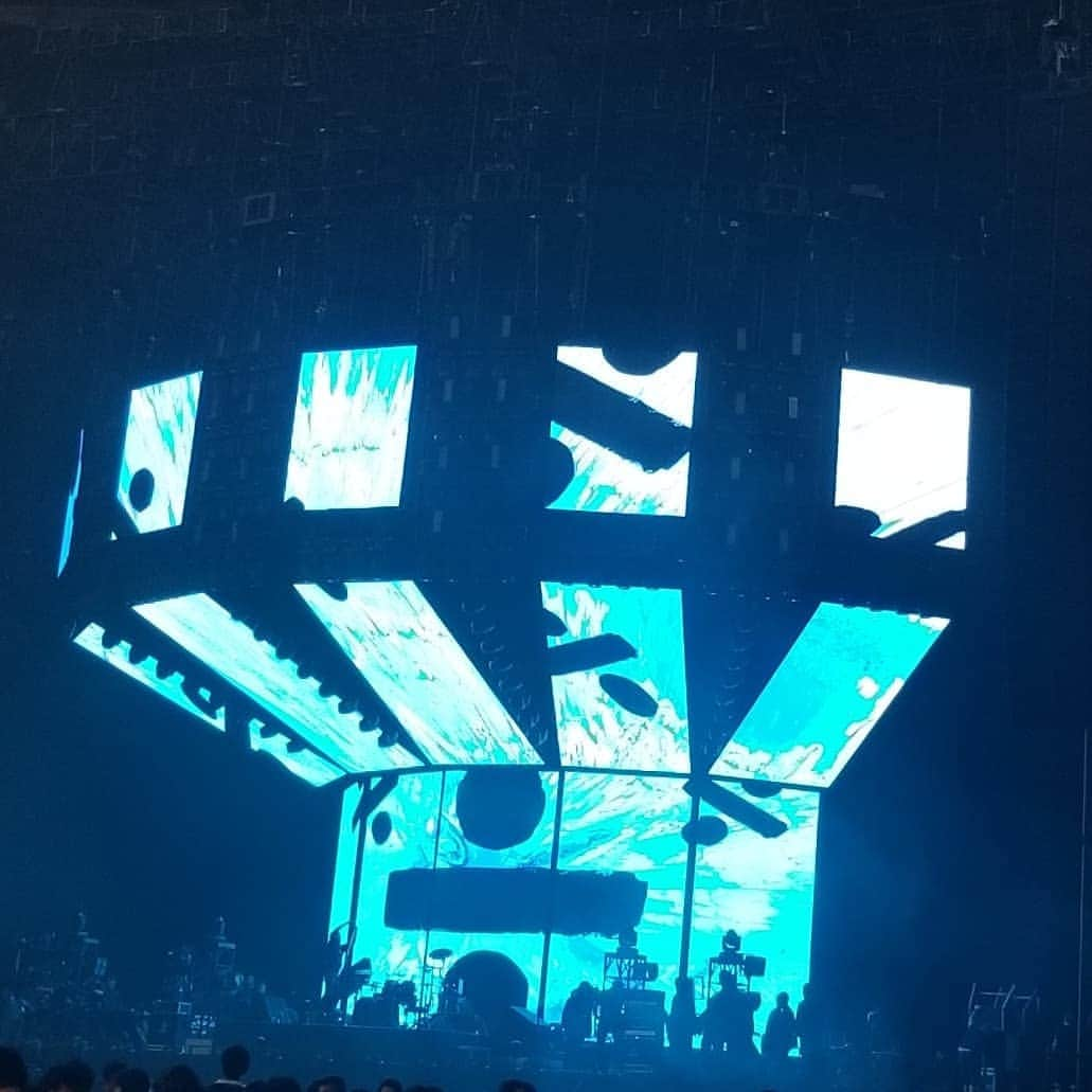 慶元まさ美さんのインスタグラム写真 - (慶元まさ美Instagram)「最高の夜でした🎵  Ed Sheeran@京セラドーム DIVIDE WORLD TOUR 2019 SPECIAL GUEST :ONE OK ROCK  Opening Actも最高✨ もちろん、今夜の主人公 Ed Sheeranも最高✨⤴️⤴️ 決して楽ではなかった ここまでのアーティスト人生 最初に日本でリリースイベントした時は 20人くらいしか居ないとこで歌ったんだよ🎵 でも、少しずつ少しずつ会場が大きくなって こんなにもたくさんの人と 一緒に時間を共有できてホントに嬉しい😆なんて はにかみながら話してくれたり 時折見せるそのキュートな感じに さらに好きになった人が 続出のはずです😊  ドームというとてつもない 広い場所で、ギターと声だけで 埋め尽くした観客を魅了する…  ホントに最高のパフォーマンスでした❤  興奮が収まる気配なし…  大丈夫かな(笑)  #edsheeran #oneokrock #京セラドーム #live #music」4月23日 22時20分 - preciousmomentk