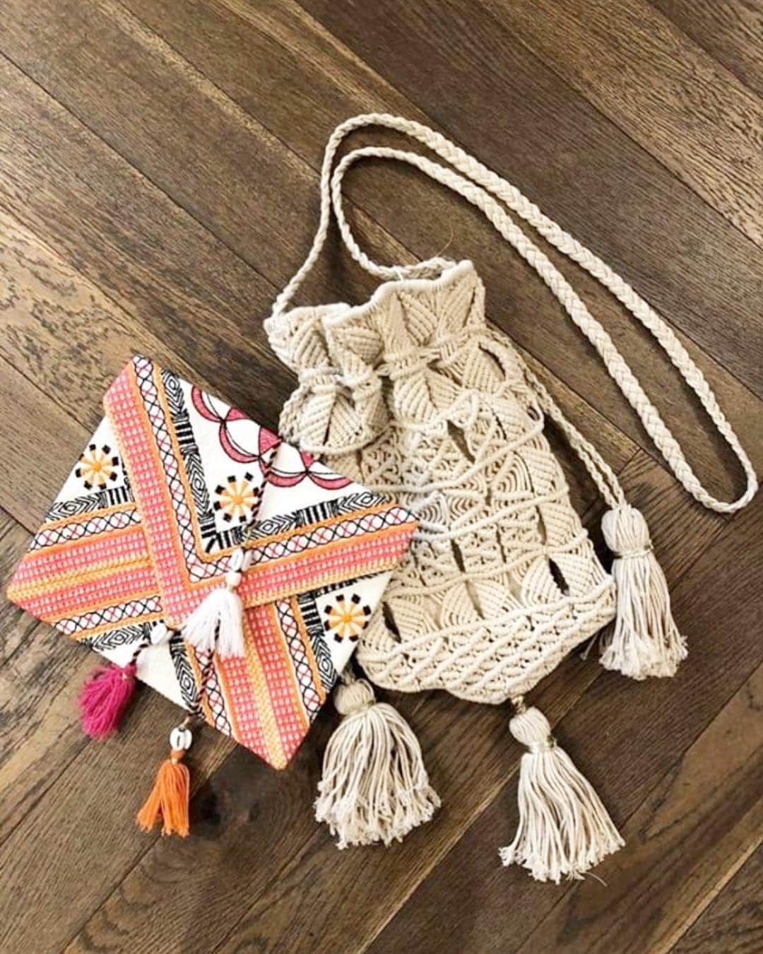 スターメラさんのインスタグラム写真 - (スターメラInstagram)「⭐️TANSY POUCH This hand crafted macramé pouch has a lovely natural summer vibe. ⭐️ RAJINI POUCH Beautifully embroidered pouch, perfect size to take everywhere you go, who can resist cowry shells and pompons? . . . . . . . . . #starmelabags #traditionalhandcrafts #embroidery #starmela#jadore#ss19#summer#tuesday#london #statmelauk#telaviv#accessoriesoftheday #accesories #tuesdaymotivation #lovesummerhateeverythingelse #coolbag#crossbodybag #macrame#pouch#newyork#embroiderylove #india#inspiration」4月23日 22時24分 - starmelauk