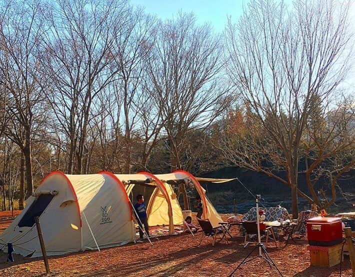 hinata_outdoorさんのインスタグラム写真 - (hinata_outdoorInstagram)「@live_naturally_familyさんのpic✨  広々サイトにドーンとDODテント⛺️🌲 テントの周りで遊ぶ子どもたち👩‍👧‍👦☺️ まさに理想的な子連れキャンプですね👏😆 ⠀ ⠀ 〜👪🏕素敵な子連れキャンプは、楽しそうで、マネしたくなります👯‍♀️🎶 溢れる子どもの笑顔😊は宝物や➿🙌🚙✨〜 ゴールデンウィークは目前😆🎶休日はもちろんキャンプ🏕❗️という子連れキャンパー👪さんの素敵なキャンプサイト写真をご紹介します🚗✨ ⠀ ⠀ 🌳🌲🌼🌳🌲🌲🌳🌲🌳🌲🌻🌳🌳 #hinataoutdoor を付けて アウトドア風景を投稿してください😊 🌳🌲🌳🌲🌻🌲🌳🌲🌳🌼🌲🌳🌳 ⠀ ⠀ 素敵なお写真はリポストさせて頂きます✨ ⠀ ⠀ 🚙キャンプや山登りのアウトドア情報はプロフィールのURLから ➡ @hinata_outdoor ⠀ ⠀ ⠀ ⠀ 🍖美味しそうなキャンプ料理の写真は➡️ @hinata_gohan * * #キャンプ #子連れキャンプ #ファミリーキャンプ #アウトドア #アウトドアギア  #絶景キャンプ #campgear #outdoorgear #camp #campliving #outdoor #campstyle #camping #campinglife #camplife #outdoorstyle #outdoors #outdoorliving #outdoorlife #hinataoutdoor #フォローミー #followme」4月23日 22時25分 - hinata_outdoor