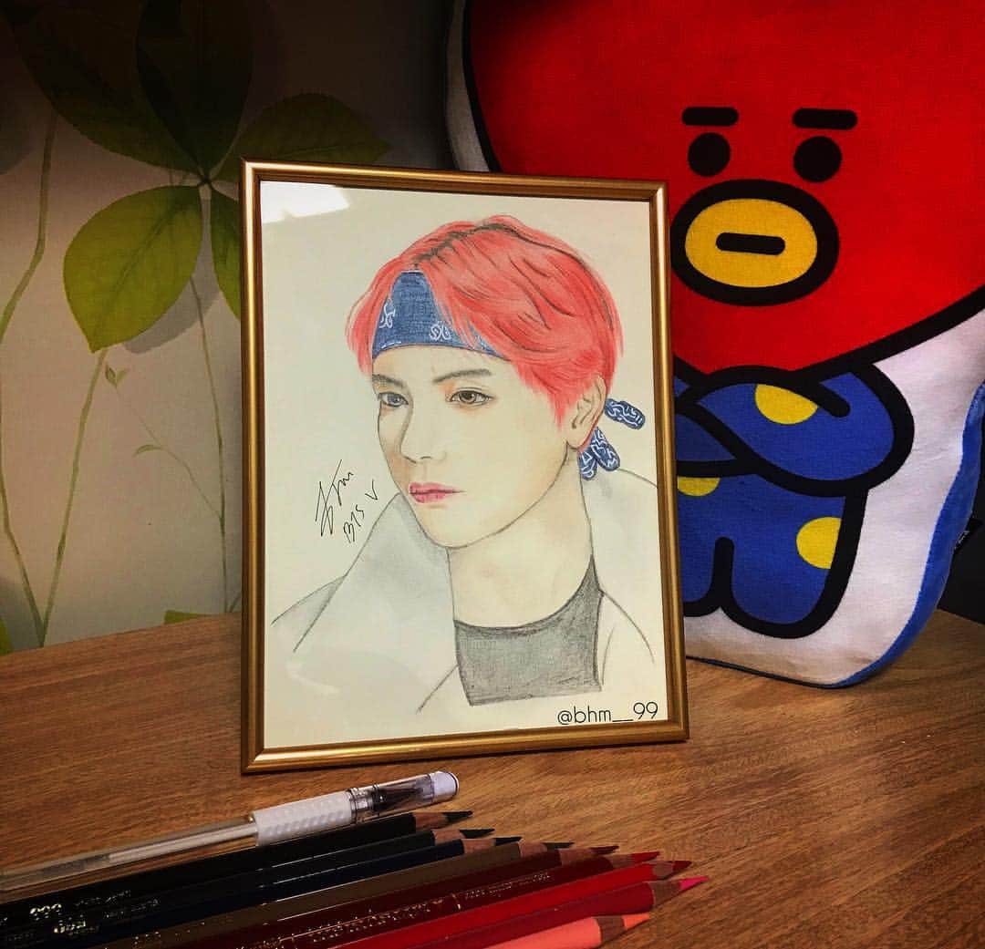 ピョン・ヒョンミンのインスタグラム：「흐하 9번 실패하고 10번째 완성했다🥺 방탄소년단 선배님 항상 응원합니다🙏🏻 ❤️ 멋진 뷔 선배님을 위한 그림☺️(다음엔 지민선배님..?🤔) #방탄소년단 #BTS #그림 #손가락아프다」