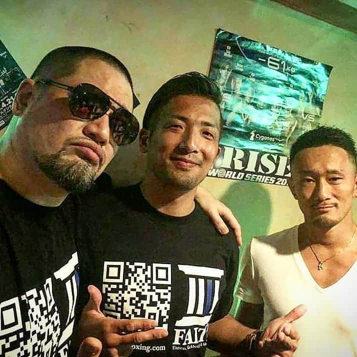 梅野源治のインスタグラム：「中学生の頃からCDを聴いたりTVで見ていたUZIさんやOASISさんが会長の独立を祝ってイベントを開催してくれた！  会長、やっぱり愛されてるな～♪ 人柄が最高だからですね！！ #一つ目の動画は会長に向けたメッセージ #腹くくってるからこその行動 #二つ目の動画は僕に #感謝 #うぇいよー #平成維新」