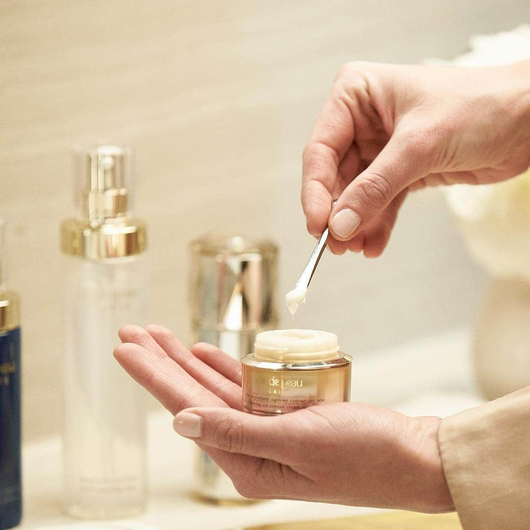 Clé de Peau Beauté Officialさんのインスタグラム写真 - (Clé de Peau Beauté OfficialInstagram)「Incorporate the #EnhancingEyeContourCreamSupreme into a daily routine for #skin that appears plump and youthful.」4月23日 22時28分 - cledepeaubeaute