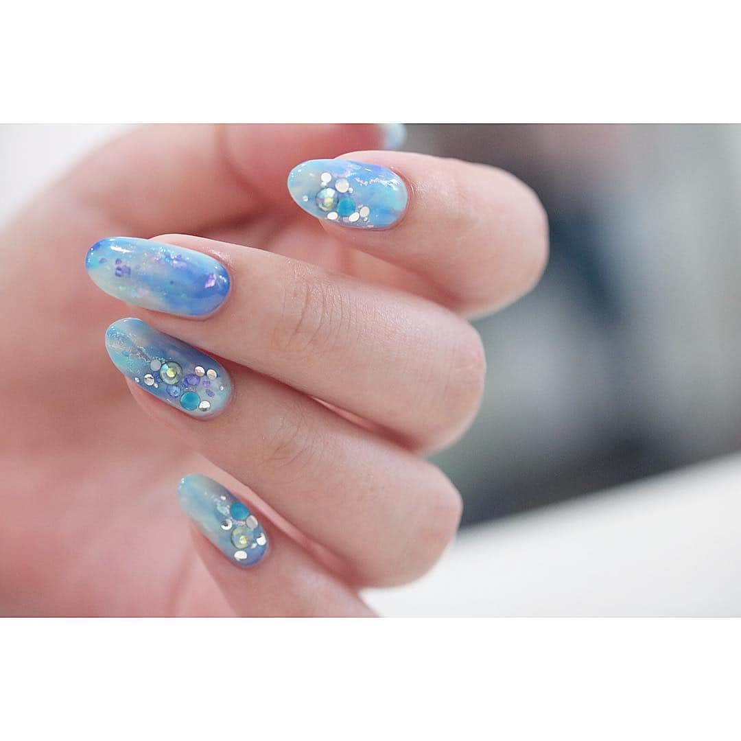 gracenailfactoryさんのインスタグラム写真 - (gracenailfactoryInstagram)「ocean . . 最近はblue orderがふえてきました◎ 初夏の香り/// . . #nail #nailsalon #naildesign #nailart #gel #gelart #gelnail #ネイル #ネイルデザイン #ネイルアート #ネイリスト #大阪ネイルサロン #グレースネイルファクトリー  #大人ネイル #人気ネイル #大阪ネイル  #堀江ネイル  #四ツ橋ネイル #シンプルネイル #ショートネイル  #夏ネイル #カジュアルネイル #ニュアンスネイル」4月23日 22時33分 - gracenailfactory