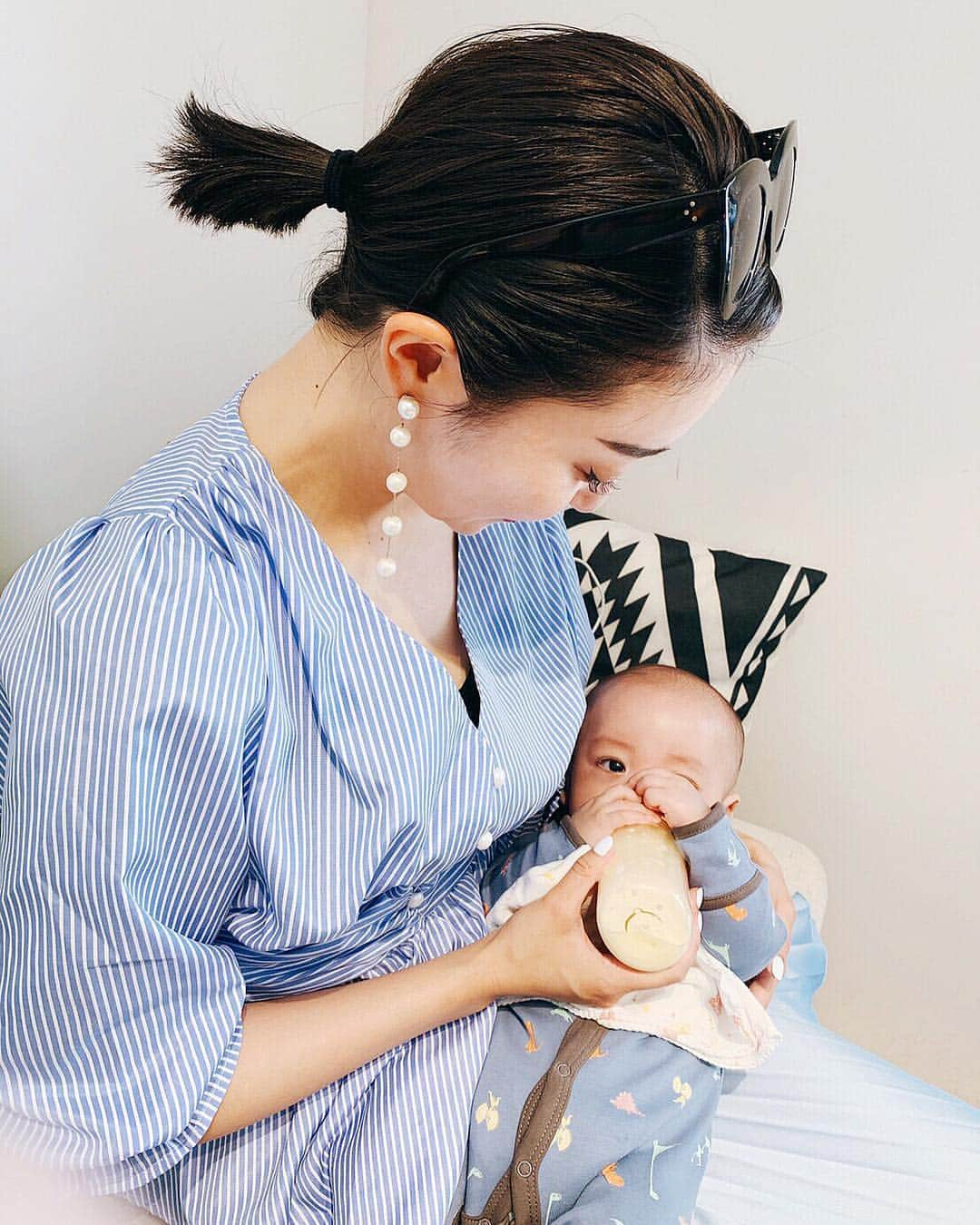 梅谷安里さんのインスタグラム写真 - (梅谷安里Instagram)「🍼🍼🍼 愛おしすぎる彼と👶💕 会う日はいつもリンクコーデだね🌈 みちゅきの笑顔に今日も癒されたよ🥺笑 #ミルク持ってる手が可愛い #baby#みちゅき #ママ気分🥺」4月23日 22時33分 - anriworld