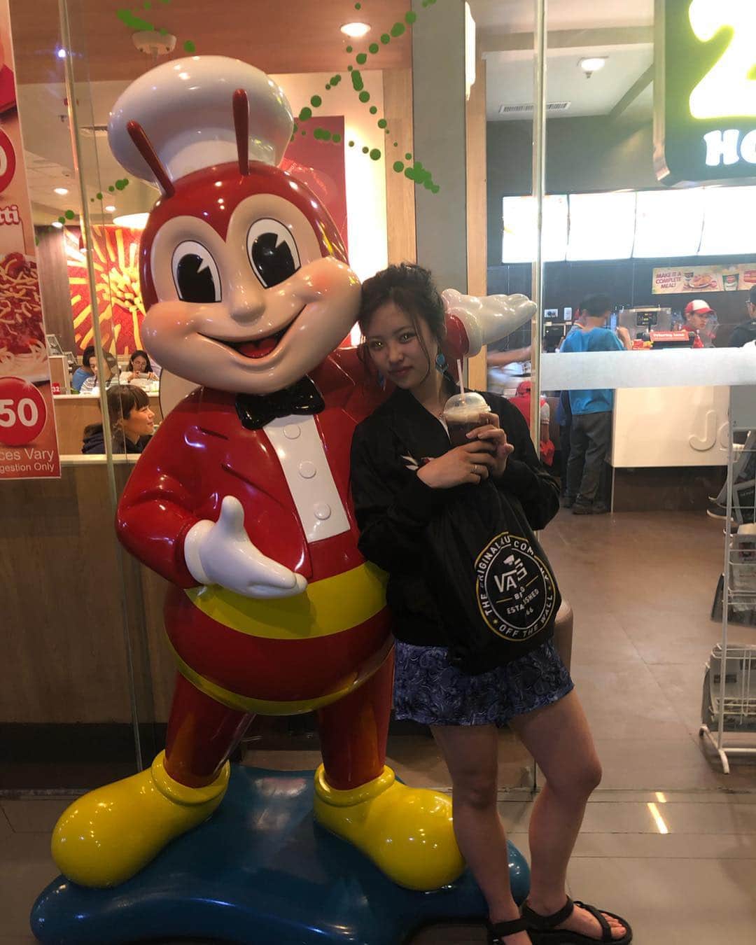 石井美音奈のインスタグラム：「やっぱりjollibee だよね！ おススメしてもらった、peach mango pie？？ かな？今度挑戦してみる！I want to try  みんながコメントしてくれてるアボカドシェイクはまだ載せてないよ！待ってってね🤡  #philippines #留学 #留学生活 #フィリピン #セブ島 #セブ #jollibee」