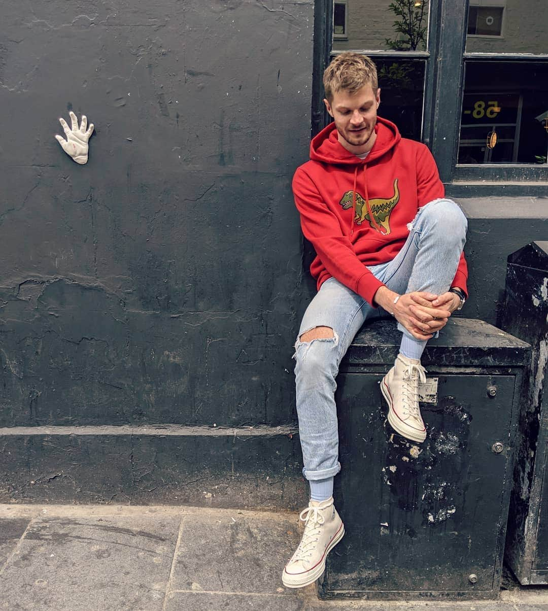 ジム・チャップマンさんのインスタグラム写真 - (ジム・チャップマンInstagram)「At what point are you too old to leapfrog bollards? And why is there a strange hand coming out of the wall?  Hoody - @coach (#gifted) | jeans @levis_uk | trainers @converse」4月23日 22時41分 - jimchapman