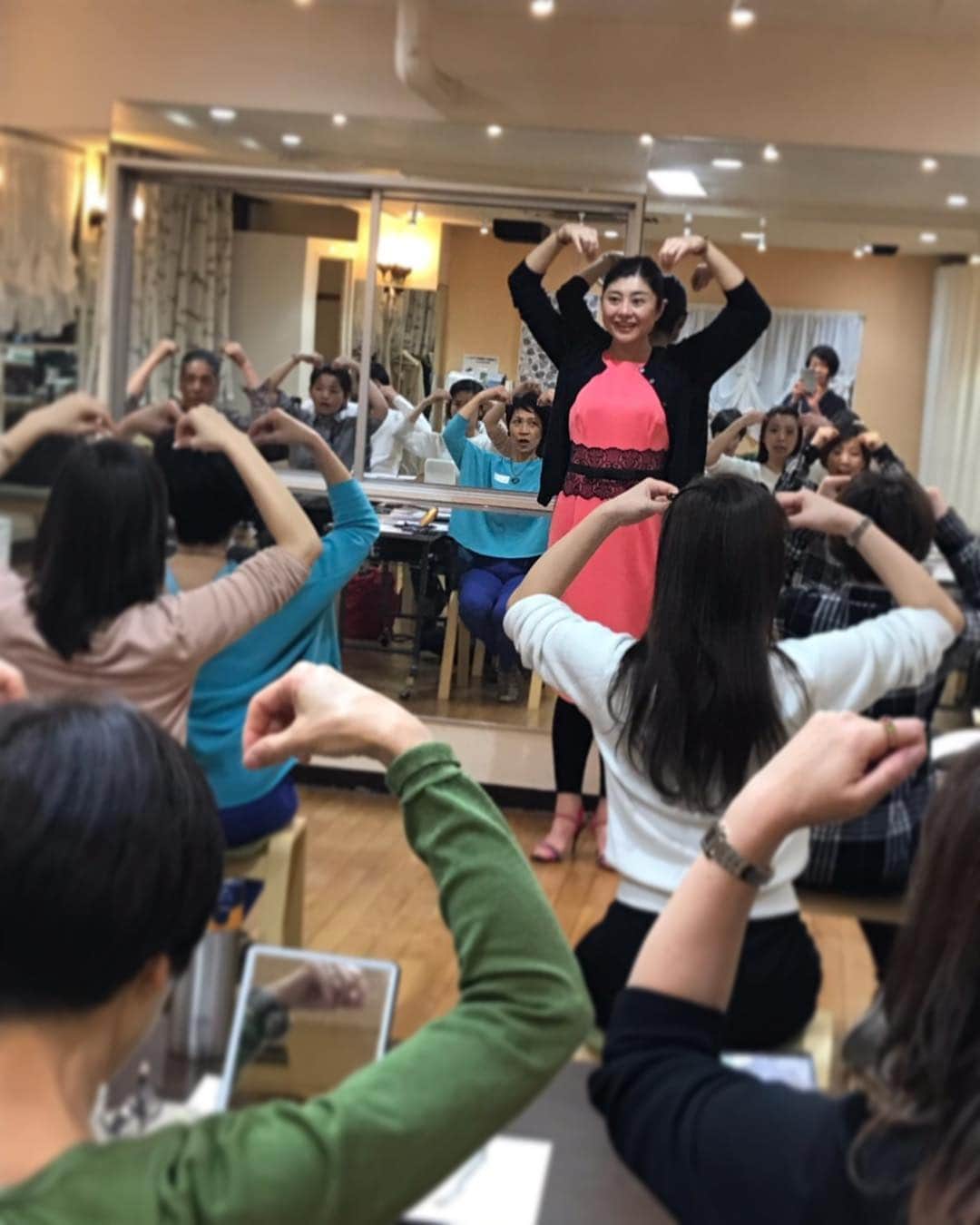 間々田佳子のインスタグラム：「みんなで口角UP❣️ 今日は男性2名も一緒に頑張ってくださいました〜！✨ 男性はシワもたるみも気にされない方は多い。  どちらかといえば、印象UPのために通ってる！  スイッチが入った瞬間に まず、いつも以上にできるオトコに見えるかがカギ  #間々田佳子 #顔ヨガ #表情筋研究家」