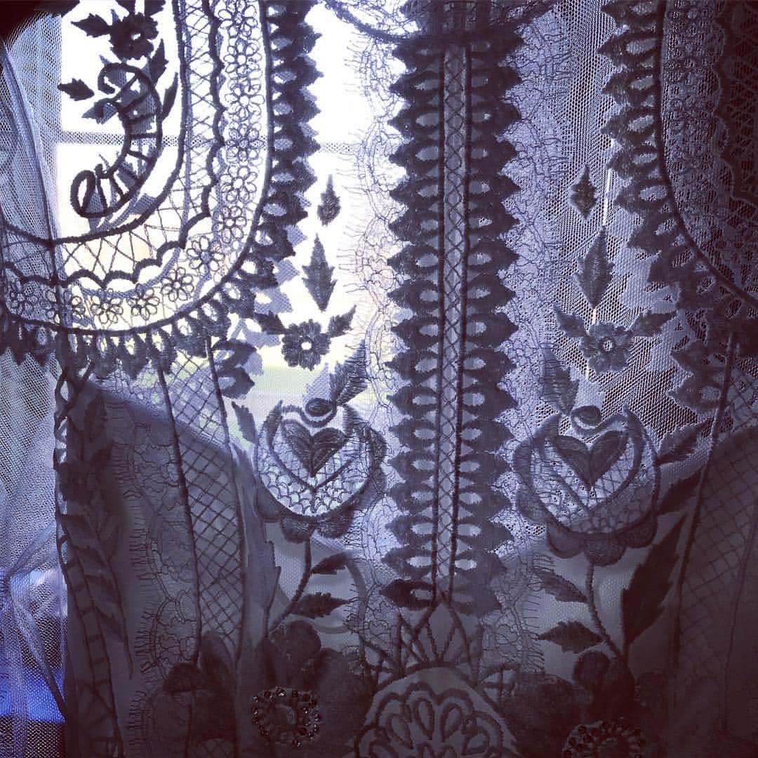 アリスバイテンパリーさんのインスタグラム写真 - (アリスバイテンパリーInstagram)「Our new bridal collection ✨✨ all now in Mayfair x ( if your in a hurry ...we have some winning archive dresses you don’t need to order and wait for ... including the lovely crazy powder blue one at the end 💙) @temperleybridal #sequins #embroidery #lace and #romance #artisan .. and some lovely veils. ( get the dress and bespoke the veil 👏)」4月23日 22時48分 - alicetemperley