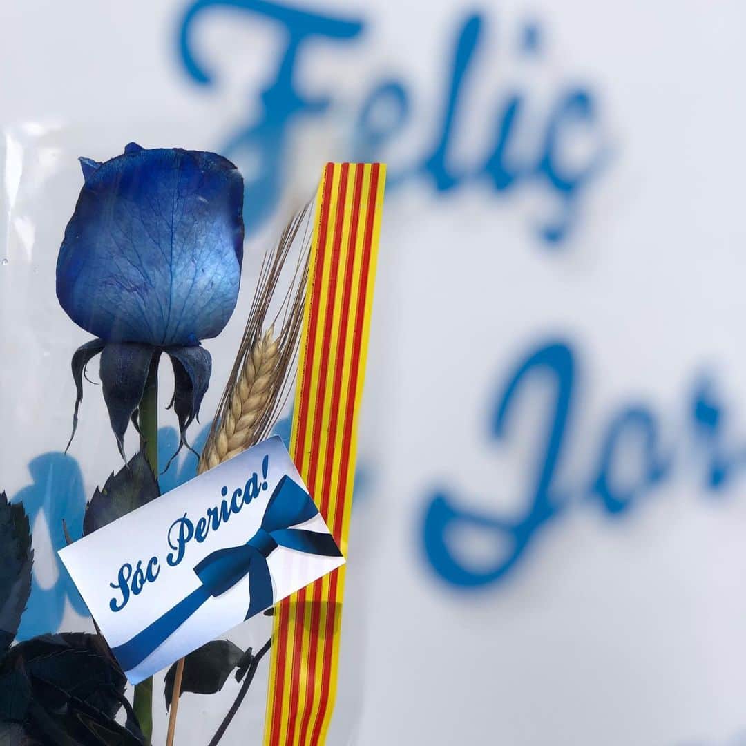RCDエスパニョールさんのインスタグラム写真 - (RCDエスパニョールInstagram)「Sant Jordi blanc-i-blau! 💙 Quin gran dia per a totes les periques i pericos! 😊 Moltes gràcies a tothom per venir al nostre estand de Rambla Catalunya! 😃 Agraïment especial per a la @fcpespanyol i per als @voluntarisrcde! 👏👏 - 武磊和他家人在巴塞罗那的第一个圣乔治节！尽情享受这个节日吧！ - #RCDE | #Volem | #EspanyoldeBarcelona | #SantJordi」4月23日 22時57分 - rcdespanyol