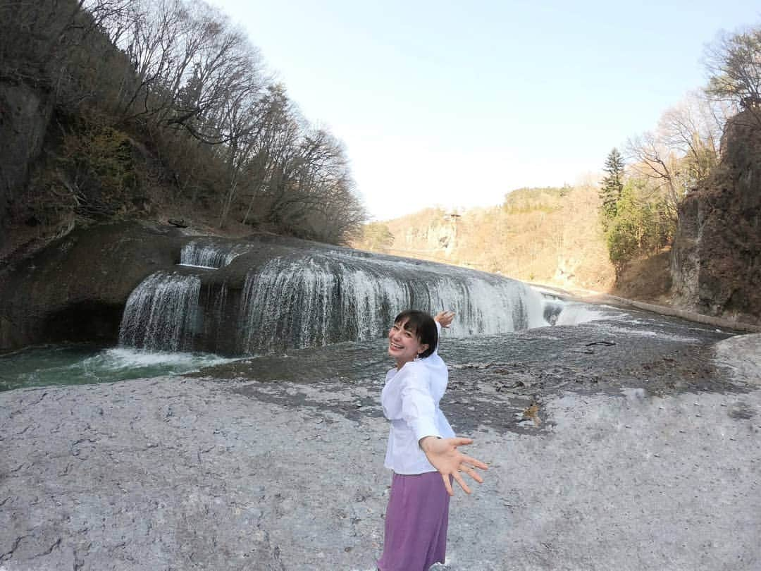 芳美リンさんのインスタグラム写真 - (芳美リンInstagram)「なんとも壮大な光景。  #吹割の滝  名前の通りの割れっぷり✨  見ていると吸い込まれそうな、不思議な感覚になりました。 まだ丘酔いの影響もあったのかな？  紅葉の時期にも見てみたいなあ!  やはり日本は美しい国だ✨ ※停止線や紐があるので、その手前で撮影しましたが、アプリで消しています。 危ないので、線の先まで行くのはNG！ 滑りやすいので、気をつけて歩きました☺  #群馬#沼田市 #利根町 @rubia_moda #rubia_moda #Vネックシャツ #ボリュームスリーブシャツ #シャツコーデ  #ボトムス：#jferry_ins @jferry.jp (A30-039-60011) #pr #国内旅行  #旅したくなるフォト #japantrip #旅行 #travelstagram #旅人 #lynn_trip #旅 #travelme #travel #trip #traveler #トラベラー  #旅好きな人と繋がりたい #travelholics #GoProJP #GoPro#GoProのある生活」4月23日 22時58分 - lynn.lynn5