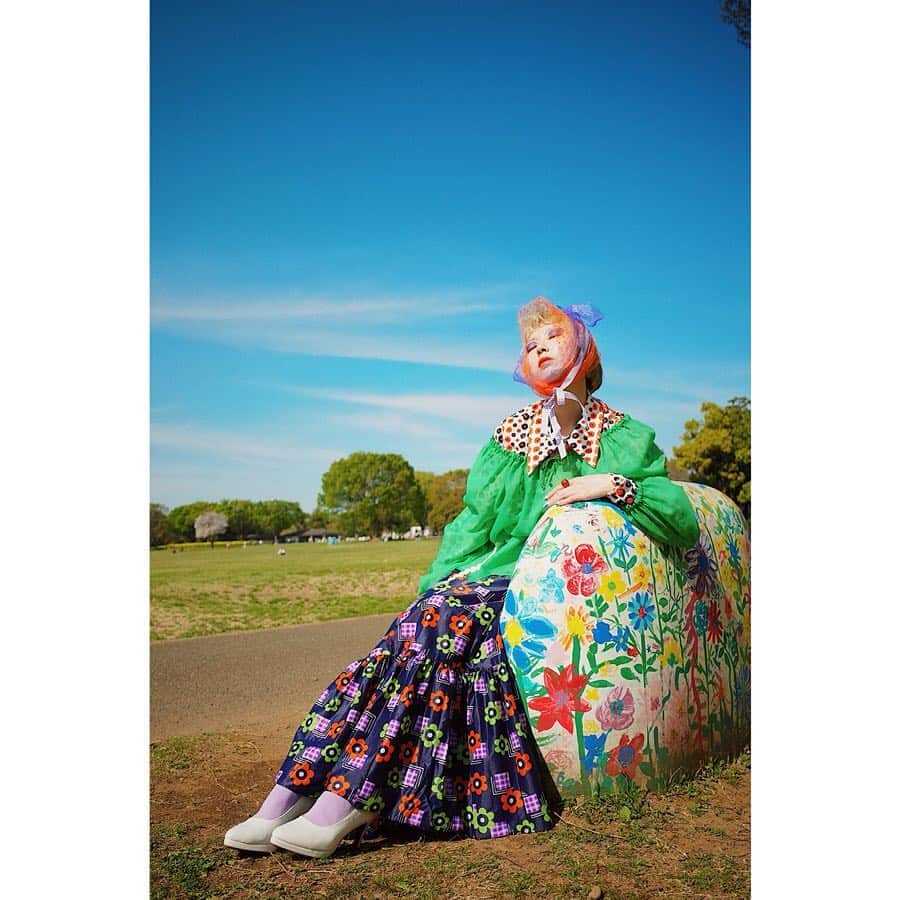 相羽瑠奈さんのインスタグラム写真 - (相羽瑠奈Instagram)「🌼"Blooming girl" 🕺🏼model @asagiinyo 👁hair&make @_m.339 📸 direction/styling/film @una_monster 👗 clothes @rrr_vintage  ______________________________________________________ ﻿ 初めは、"咲く"をテーマにしたスタイリングだけ考えてたんだけど、なんか。お花って最初から綺麗にパッ👐って急に咲くわけじゃないな、と思って。どんなお花も、最初は何もないところからそこに種をまいて、そして芽が出て、蕾になって、咲いてるんだなぁと。当たり前だけれど！そう思ったら、咲く一段階前の蕾をテーマにしたスタイリングも考えはじめてた。人間にも例えられるよなぁ  ______________________________________________________ ﻿ 今回はディレクションからスタイリングを担当しました。🌼 カメラもやりたくてデジタルとフィルム両方で撮りました。ヘアメイクは @_m.339 にお願いして、一緒に考えたのも楽しかった！🦋 服は @rrr_vintage 👘 ﻿ 私は、自分が前に出るよりも裏方が向いているなぁ。楽しいな、好きだなぁと感じたよ。💭 それは、お花に例えたら、咲いてる人を支える根っこだろうか！そんなお仕事も、素敵 ！！ ﻿ ﻿ スタイリングやカメラのお仕事も自信持って受けられるような実力がもっと欲しいな。ぎーにょちゃんとはまた一緒に何かやろう！って話してるから、楽しみ！☺️」4月23日 22時54分 - rone.runa