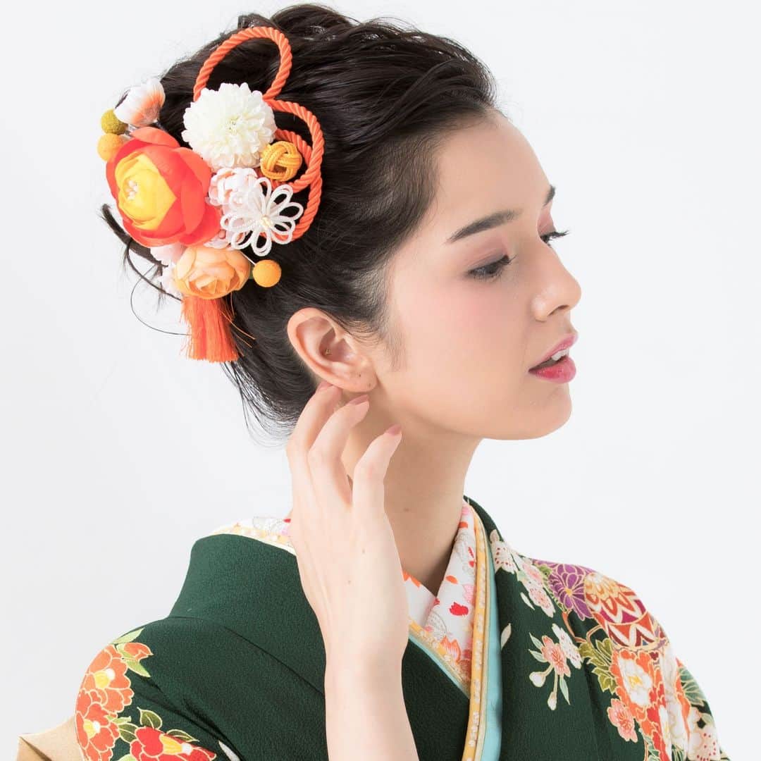 京都きもの友禅【公式】さんのインスタグラム写真 - (京都きもの友禅【公式】Instagram)「王道のすっきりアップのヘアスタイルでぐっとオトナっぽく🌟 髪飾りは振袖の柄の色と合わせると全体にまとまりが出ますよ◎ . @kimono_yuzenで振袖にぴったりなヘアメイクをcheck♪ . #京都きもの友禅 #ハタチは一生もの #振袖 #furisode #振袖レンタル #成人式振袖 #はたち #ハタチ #成人式 #成人式2020 #成人式前撮り #振袖前撮り #振袖コーディネート #振袖コーデ #振袖ヘアメイク #成人式髪型 #キモノ#kimono #着物好き #ふりそでーしょん #成人式ヘアメイク #成人式ヘア #成人式ヘアセット #振袖ヘアメイク #振袖ヘアアレンジ #振袖ヘア #振袖ヘアスタイル #和装髪飾り #和装ヘア #佐谷戸ミナ」4月23日 23時00分 - kimono_yuzen