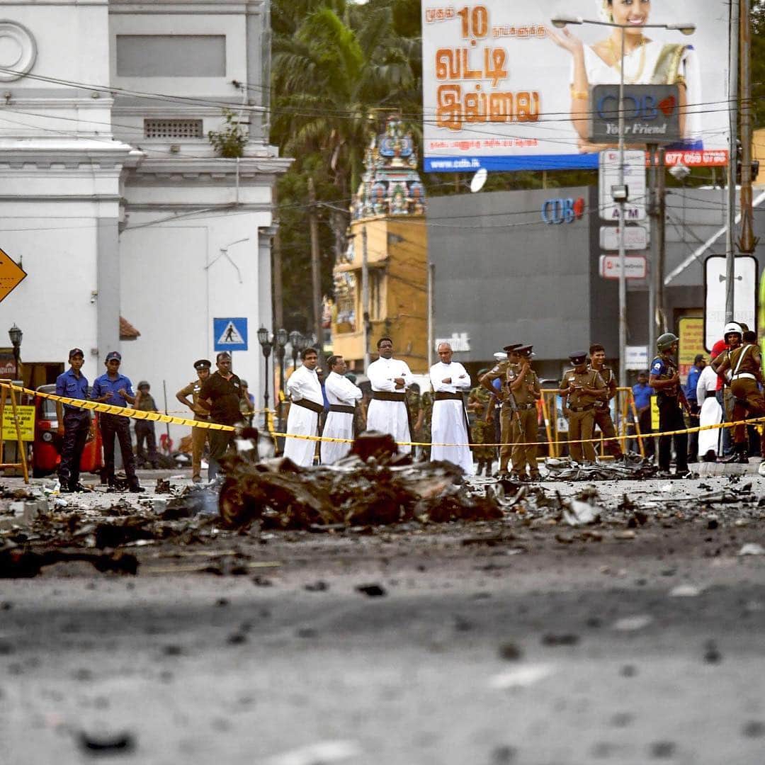 NBC Newsさんのインスタグラム写真 - (NBC NewsInstagram)「#SriLanka’s minister of defense said the coordinated #Easter Sunday attacks that killed at least 321 people were retaliation for the recent #Christchurch mosque massacre in #NewZealand. Click the link in our bio to read more. . 📷 @jewel_samad / @afpphoto」4月23日 23時01分 - nbcnews