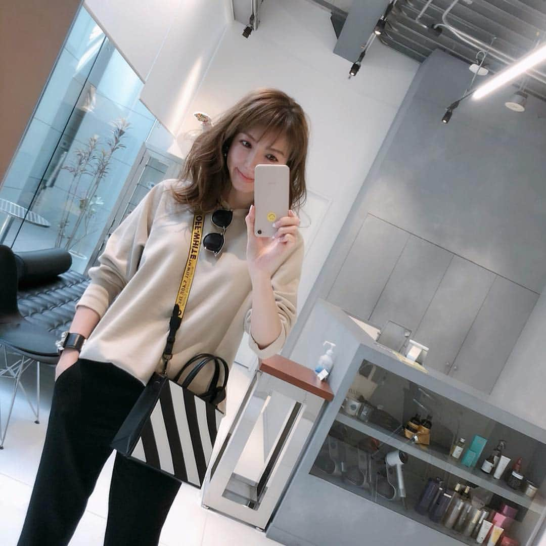 美香さんのインスタグラム写真 - (美香Instagram)「本日の私服💛🖤💛 バッグの中身は 電気バリブラシ⚡️！息子が生まれた頃 ボディメンテナンスやエステに全く行けなくて💦 簡単で使いやすい美顔器を探していた時に出会い、えーい！と 奮発して購入した思い出のもの。 購入した当時より 最近のほうが周りから色んな効果について教えてもらい、さらに真剣にしっかり愛用しています👯‍♀️ 長く愛用している美顔器。他にもあるのでまたインスタしますね💗💗💗 スウェット…#milaowen パンツ…#theory  バッグ…#offwhite  #電気バリブラシ」4月23日 23時08分 - mikaofficial99