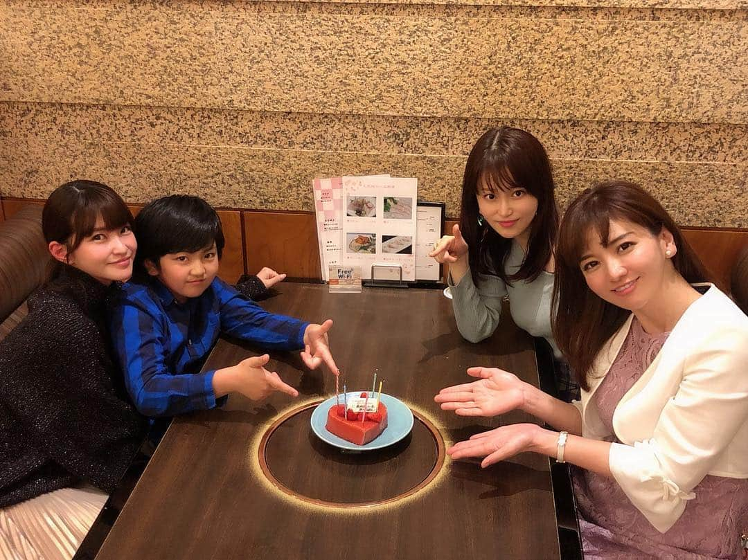 岸明日香さんのインスタグラム写真 - (岸明日香Instagram)「なんとなんと。。誕生日前に体調崩しててご飯たべれなかったから、改めて祝ってくれた仲間たち😭💓 まっちー、あきねぇ、娘のまおたん💓 次の日にヘアメイクのたかちゃん、スタイリストのあかねちゃん💓  皆がくれたプレゼントも嬉しすぎたし、まおたんが自分のお小遣いでプレゼント買ってくれたことにも衝撃っていうか感動😢💕 お祝いし合えてよかったね✨ そして何より亜紀ねぇ当選おめでとう🎊 みんな大好きすぎるよお☺️」4月23日 23時10分 - aspoo02