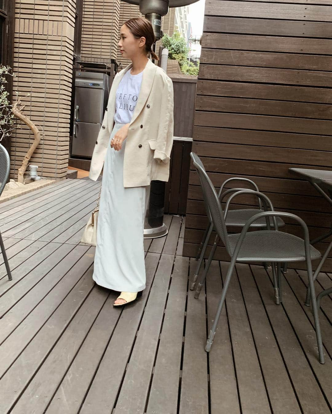 伊地知朋子さんのインスタグラム写真 - (伊地知朋子Instagram)「#ootd 春服楽しめる 季節到来！ @acdre_official の コーデュロイスカート 丈感がスタイルupしてくれて お気に入り◎ ____ #春服 #acdre #untishold  #upperhights」4月23日 23時12分 - tomoko_urbanbobby