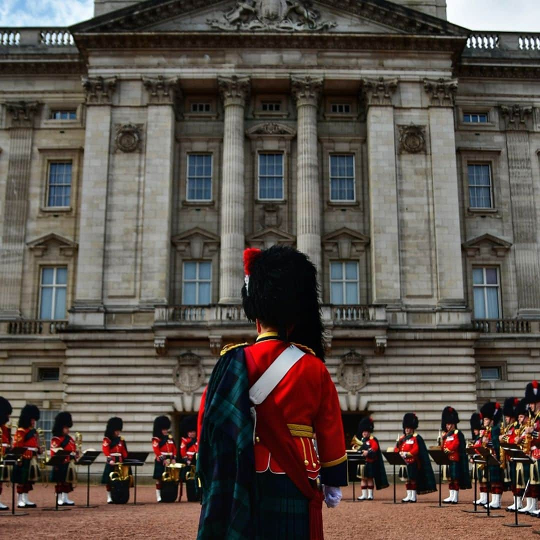 ロイヤル・ファミリーさんのインスタグラム写真 - (ロイヤル・ファミリーInstagram)「Corporal Cruachan IV – the Regimental mascot of The Royal Regiment of Scotland – parades on the forecourt of Buckingham Palace whilst Balaklava Company, 5th Battalion take part in the Changing the Guard ceremony.  The ceremony marks a new Regiment taking up the duty of guarding the palace as the previous Regiment ends its duty.  Accompanied by a full military band playing a selection of music ranging from traditional marches to songs from musicals and familiar pop songs, the ceremony is both a colourful military tradition and an important reminder of the close relationship between the Armed Forces and their Head: The Queen. Her Majesty is Colonel-in-Chief of the Royal Regiment of Scotland and Royal Colonel of Balaklava Company.」4月23日 23時14分 - theroyalfamily