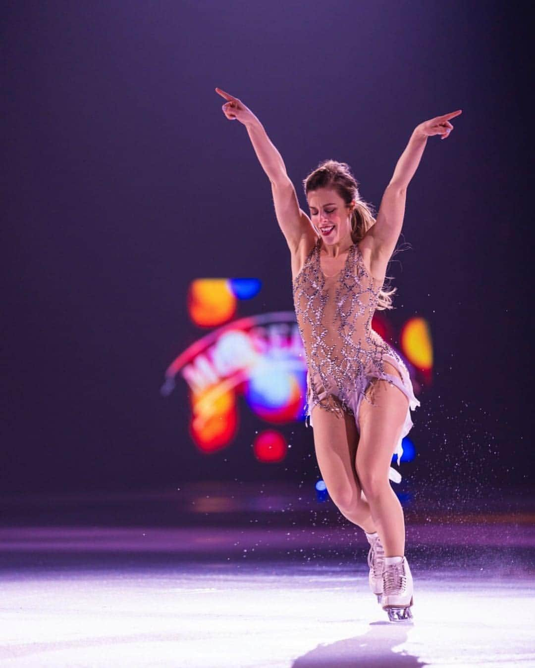 アシュリー・ワグナーさんのインスタグラム写真 - (アシュリー・ワグナーInstagram)「That feeling when you’re about to head into a 4 day @starsonice weekend! Everybody put your hands up if you’re coming to a show!」4月23日 23時21分 - ashwagner2010