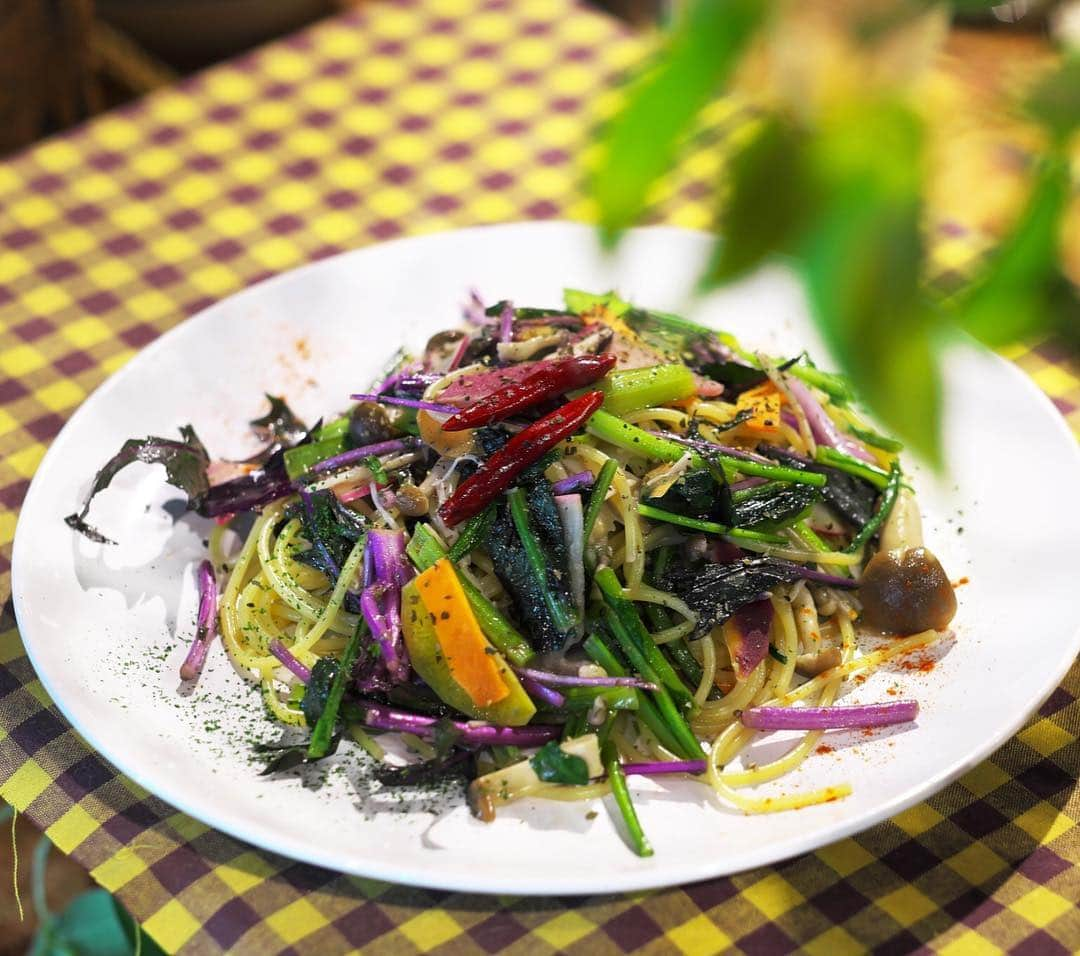 味のあるお野菜 べじ吉さんのインスタグラム写真 - (味のあるお野菜 べじ吉Instagram)「. 季節野菜のパスタ🍝🌿 . コースの締めには、旬のお野菜のパスタをご用意しました☺️🍝 . 夏なら空心菜やつるむらさき、ヤングコーンのパスタなど、シェフのおまかせ野菜パスタです🌿🌽🌱 . アーリオオーリオテイストでお野菜の味を損なわず、旬の美味しさそのままに味わって頂けます😋🌿 . #べじ吉  #味のあるお野菜 #大阪  #福島  #大阪ランチ #ランチ  #野菜  #野菜料理  #新鮮野菜 #天草大王  #地鶏  #マリアージュ #奈良  #明日香村  #マルシェ  #農業  #農業体験 #野菜鍋 #サラダ #ガーデンサラダ #lunch #vegetable  #vegetabledishes #salad」4月23日 23時22分 - vege_kitchen_