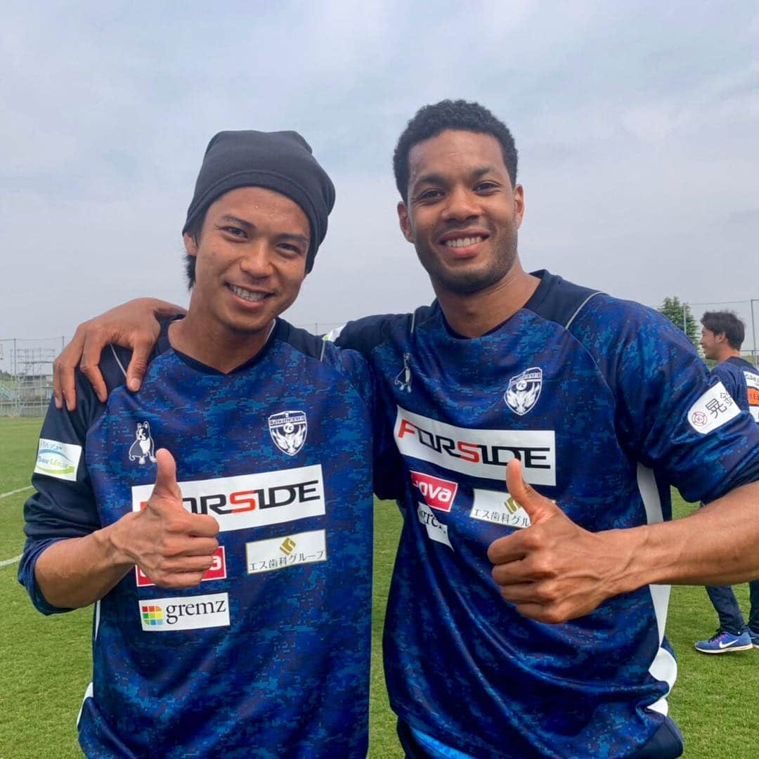 カルフィン・ヨン・ア・ピンさんのインスタグラム写真 - (カルフィン・ヨン・ア・ピンInstagram)「The week always starts better after a win! Big smiles at at our recovery trainings session 😁 #yokohamafc」4月23日 23時33分 - calvinjongapin