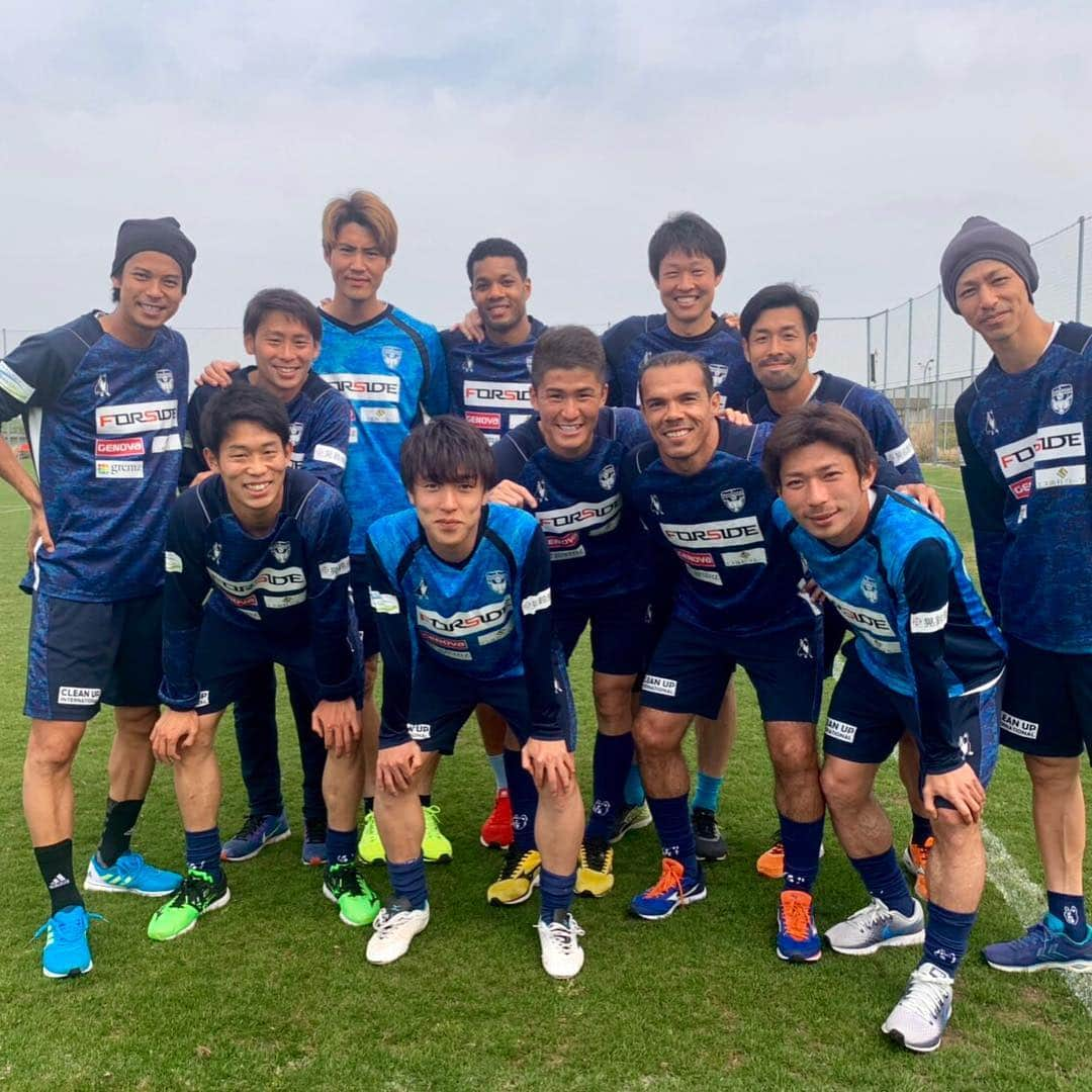 カルフィン・ヨン・ア・ピンさんのインスタグラム写真 - (カルフィン・ヨン・ア・ピンInstagram)「The week always starts better after a win! Big smiles at at our recovery trainings session 😁 #yokohamafc」4月23日 23時33分 - calvinjongapin