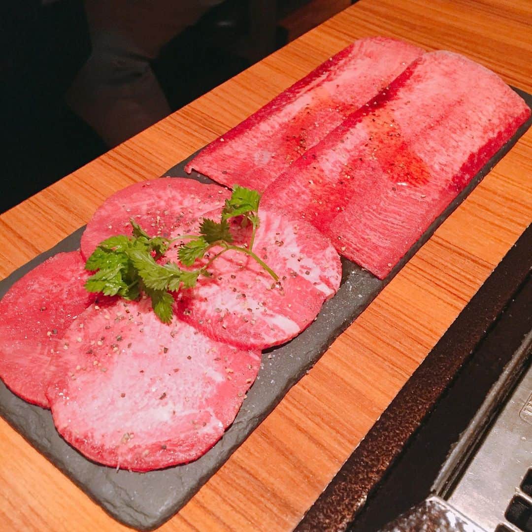 岩村菜々美さんのインスタグラム写真 - (岩村菜々美Instagram)「肉！！！！！ 美味しすぎて食べすぎるぅぅぅ #肉 #牛タン #焼肉 #ユッケ #カルビ  #ハラミ #肉寿司」4月23日 23時33分 - nanami1120