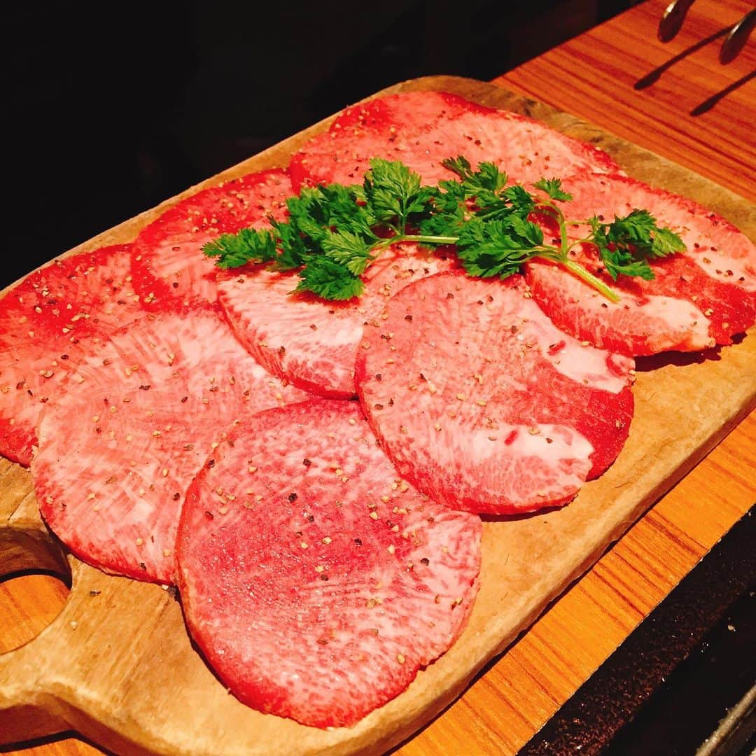 岩村菜々美さんのインスタグラム写真 - (岩村菜々美Instagram)「肉！！！！！ 美味しすぎて食べすぎるぅぅぅ #肉 #牛タン #焼肉 #ユッケ #カルビ  #ハラミ #肉寿司」4月23日 23時33分 - nanami1120