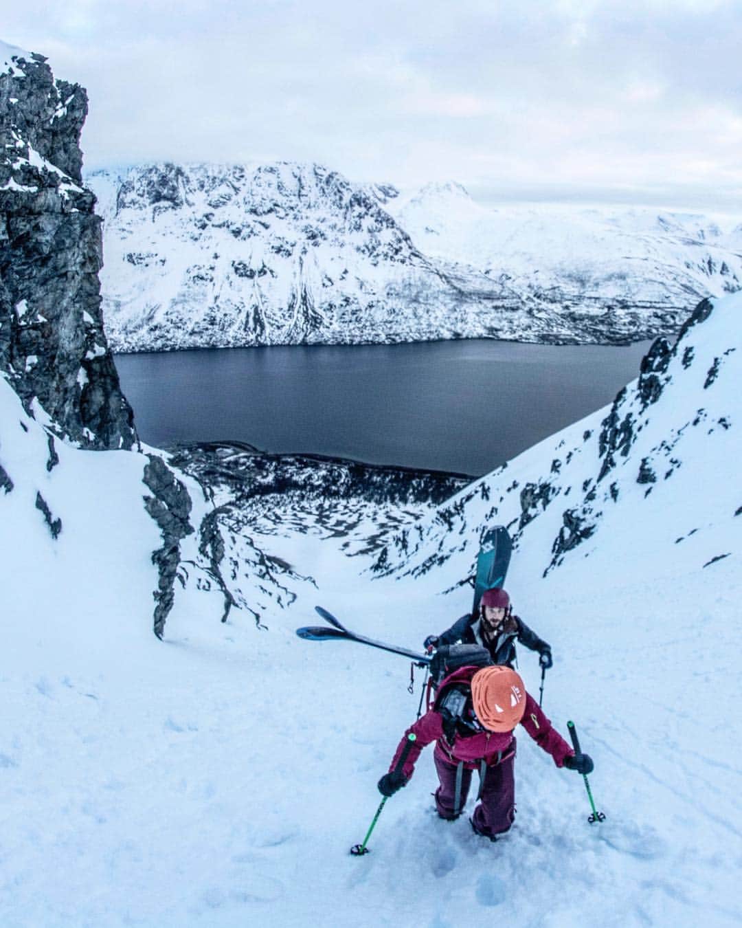 ミレーさんのインスタグラム写真 - (ミレーInstagram)「Couloir hunts in Norway for @aurel_vssiere and friends lately 📷 @aubinvaissiere  #MilletRiseUp #skitouring #skimountaineering #norway #lofoten #couloir」4月23日 23時26分 - millet_mountain