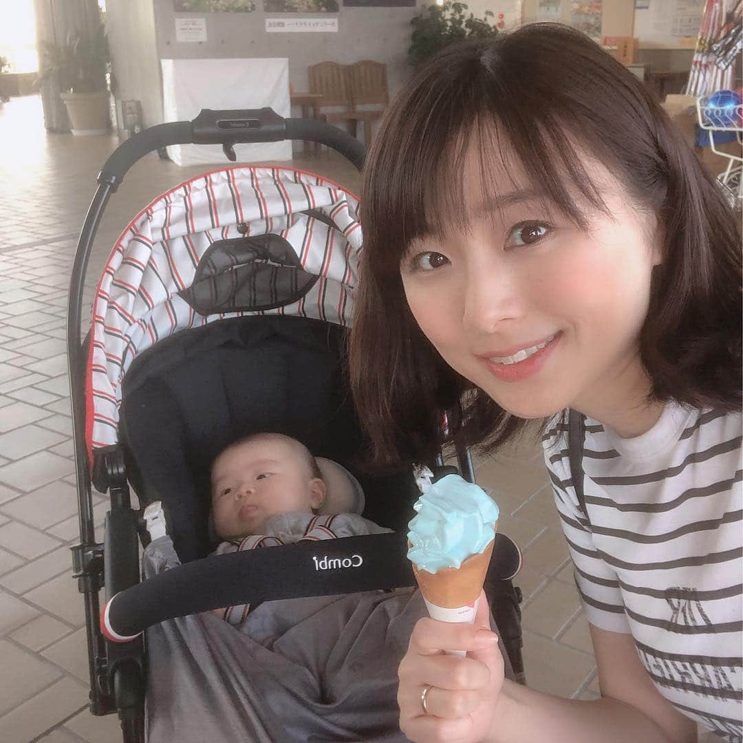 今井美穂さんのインスタグラム写真 - (今井美穂Instagram)「朝からアカチャンホンポ行って﻿ 従姉妹たちと買い物&満腹ランチして﻿ おばあちゃんとチューリップ見に行って﻿ スマホ&ガラケー講座して﻿ 充実の一日でした😆笑﻿ ﻿ 詳しくはブログにて😊✨﻿ ﻿ チューリップ畑の美しさと優雅なお花の香りに﻿ めちゃくちゃ癒されたなぁ🌷💕﻿ ﻿ ﻿ ﻿ #ブログ更新しました﻿ #インスタトップのリンクから﻿ #今井美穂オフィシャルブログ﻿ #Amebaブログ﻿ #新米母#男の子ママ﻿ #育児日記#生後2ヶ月﻿ #日焼け対策﻿ #国営越後丘陵公園#チューリップまつり﻿ #家族」4月23日 23時26分 - imaimiho1209