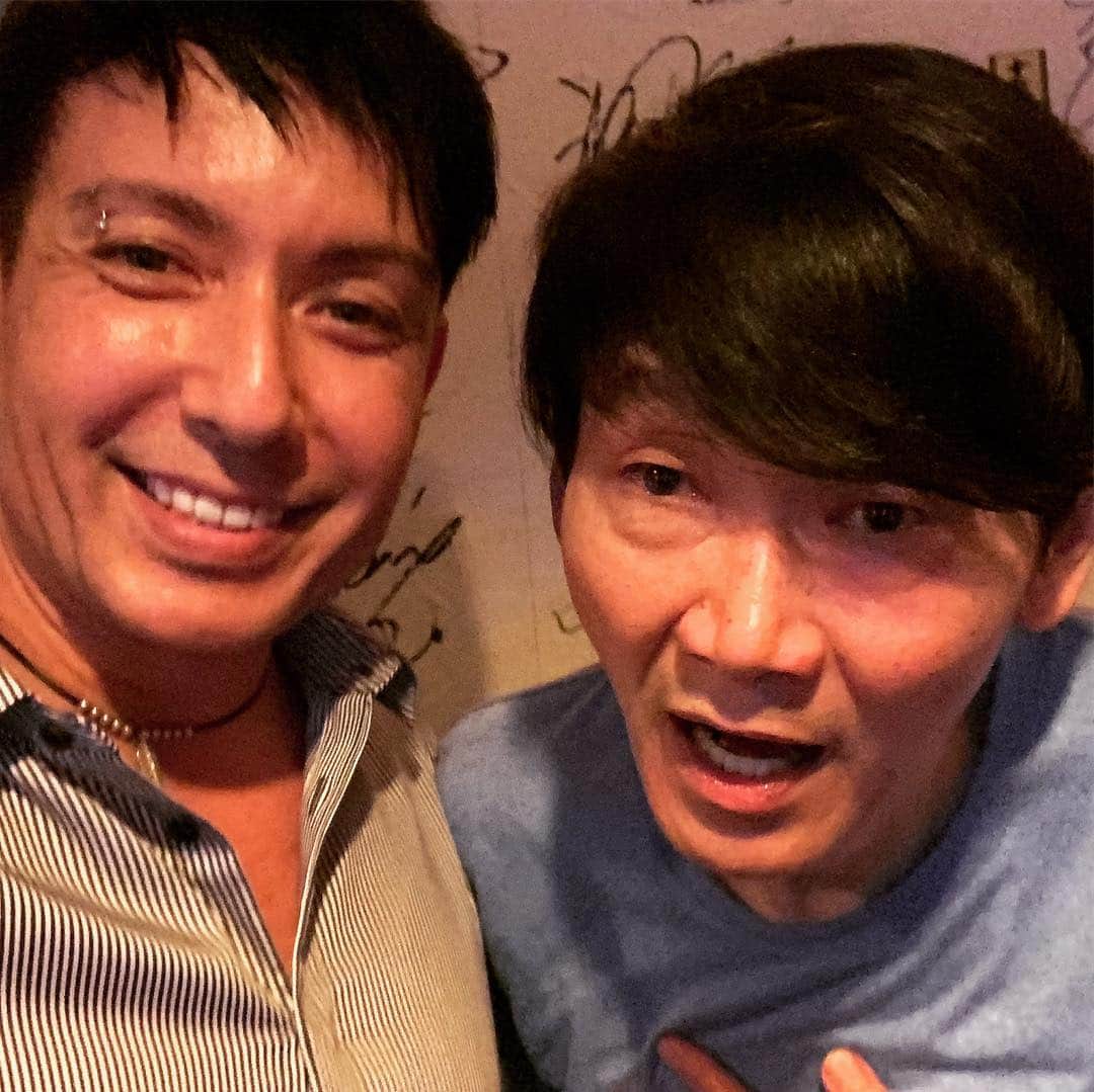 セロさんのインスタグラム写真 - (セロInstagram)「Just saw #halfmoonmagicbar Hide Yamamoto’s show in Ginza with @d_copperfield . One of Japan’s... I take that back. One of the worlds best kept secret in magic.  Let me tell you a bit about Hide. He started magic at the age of 30 and has done nothing other than that for the past 30 years… That’s right he is approaching his 30th anniversary soon in magic. His bar is very small and intimate and only can seat close to 15 people! He does not advertise nor has he ever been on television or have done any interviews or any magazines or newspapers. Only those who know know of this very special place. I was happy to sit by David’s side and translates the show for him but my translation was not necessary… Words transcend the language barrier!  Last month, Penn and Teller came and saw the show, they loved it! This is what teller had to say: “Holy shit.  Hide at "Half Moon." Holy fucking shit.  That guy lifted my heart to the sky.  What a perfect artist and so full of truly original twists and turns and explosions.  Yipes.  Thank you so much for that recommendation!  Love,” Teller.  David and his wife Chloe just arrived in Tokyo and went straight to see the show… Despite being completely jetlagged, David was also blown away by Hide‘s performance! I will stop telling you about the show and what others have to say… You just have to come and experience to show for yourself.  Lastly...IF you have seen the show before, please help me spread the word. Repost, share your experience, keep Hide’s magic alive!!!! He REALLY deserves it!  #realmagic #magicatitsbest. @pennandtellerofficial」4月23日 23時27分 - cyrilmagic