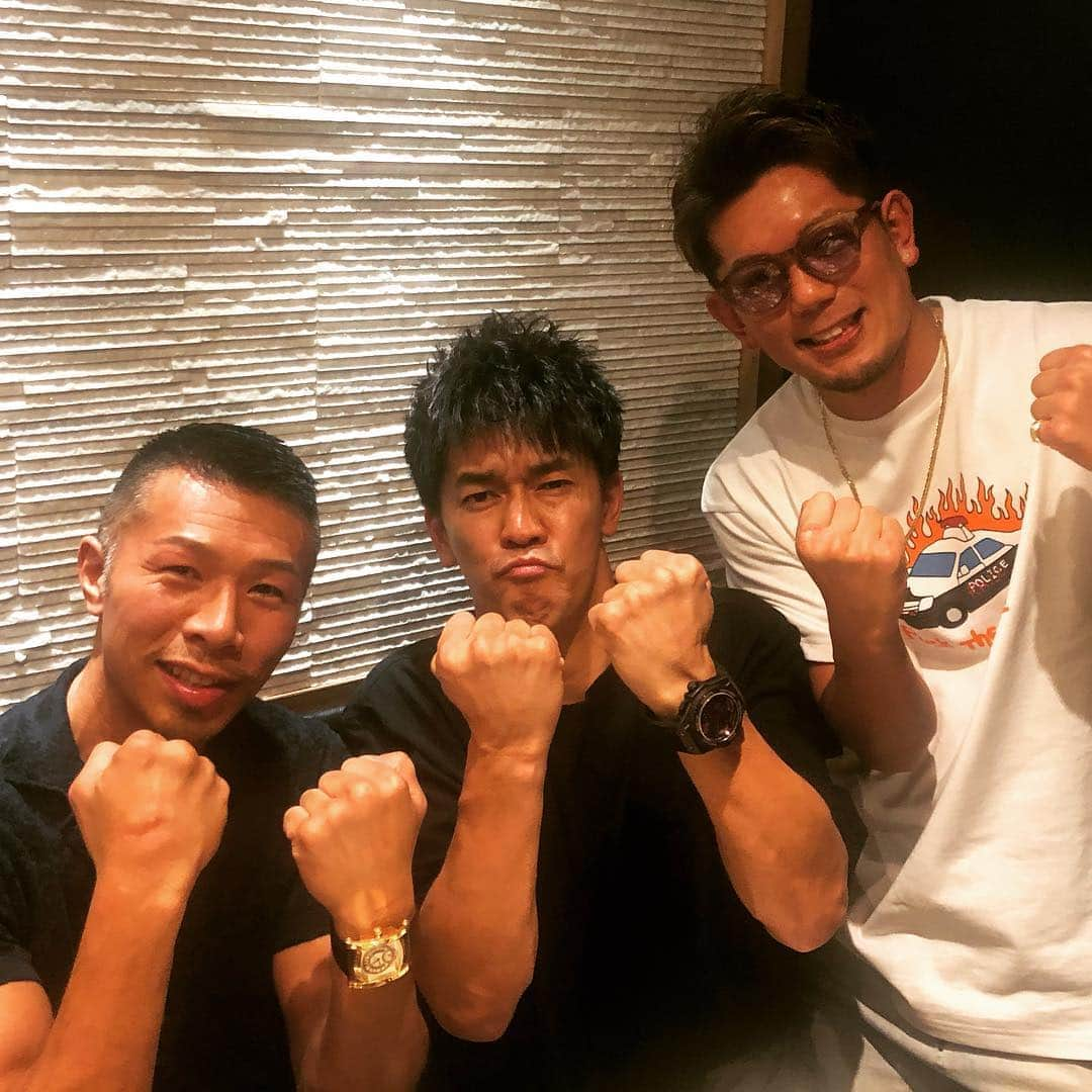 武井壮さんのインスタグラム写真 - (武井壮Instagram)「倒しまくる男達の拳が6つ #内山高志  #皇治  #武井壮」4月23日 23時27分 - sosotakei