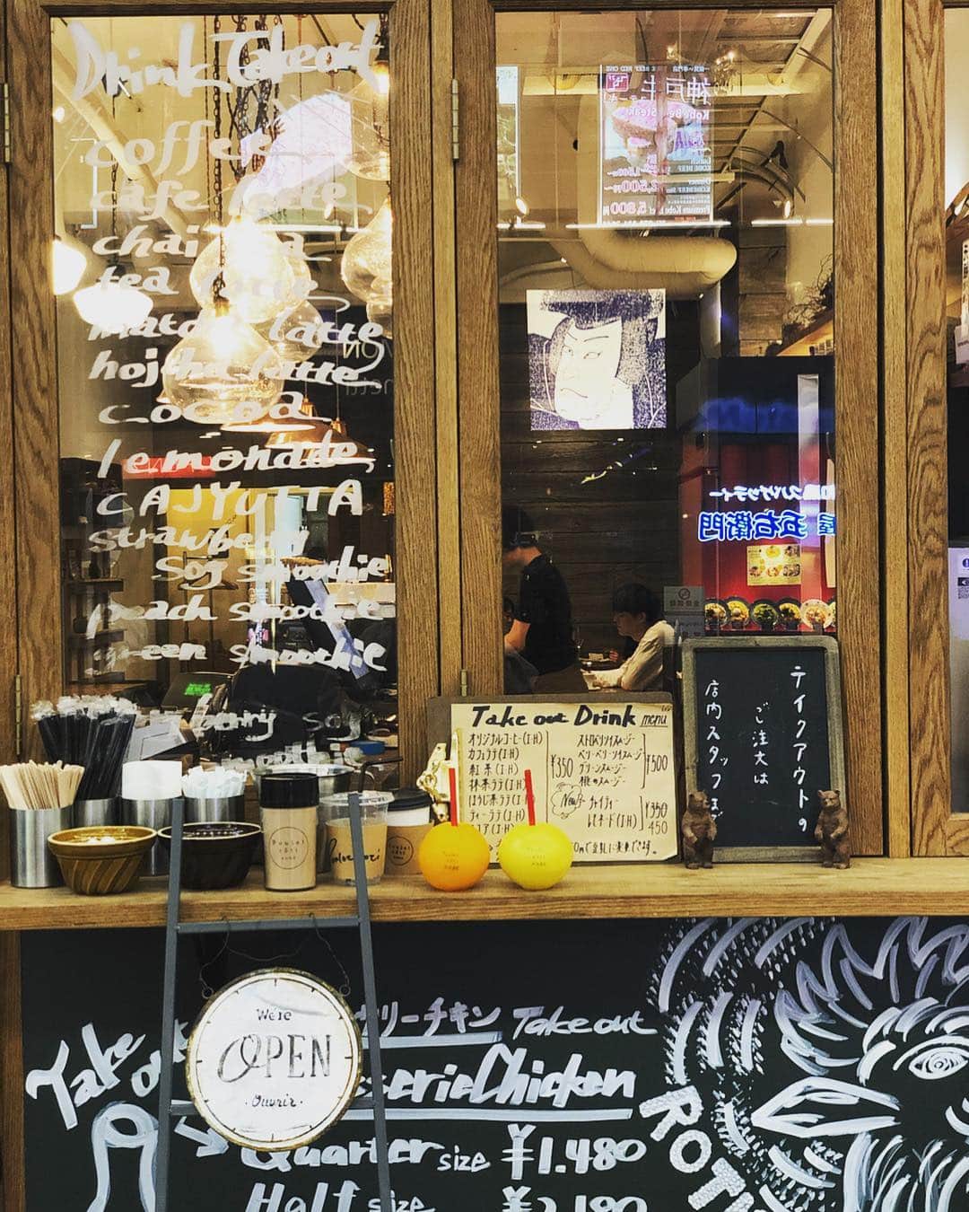 梅谷安里さんのインスタグラム写真 - (梅谷安里Instagram)「昨日はあさかと神戸デート❤️ 元町で見つけたカフェバー @pouletrotikobe へ🌿 ２階席もあって、広々としたお店が 女子会とか子供連れのママとのランチやディナーにも良さそう☺️💕 アフタヌーンティーセットもあるみたいだよ🍰 ・ 前菜からパスタ、リゾット、お肉と ついつい食べすぎた夜☺️ 楽しかった❤️❤️❤️ #PouletrotiKOBE#カフェ #プーレロティ神戸 #神戸#神戸夜カフェ #神戸ディナー#元町カフェ #元町ディナー#カフェ巡り」4月23日 23時28分 - anriworld