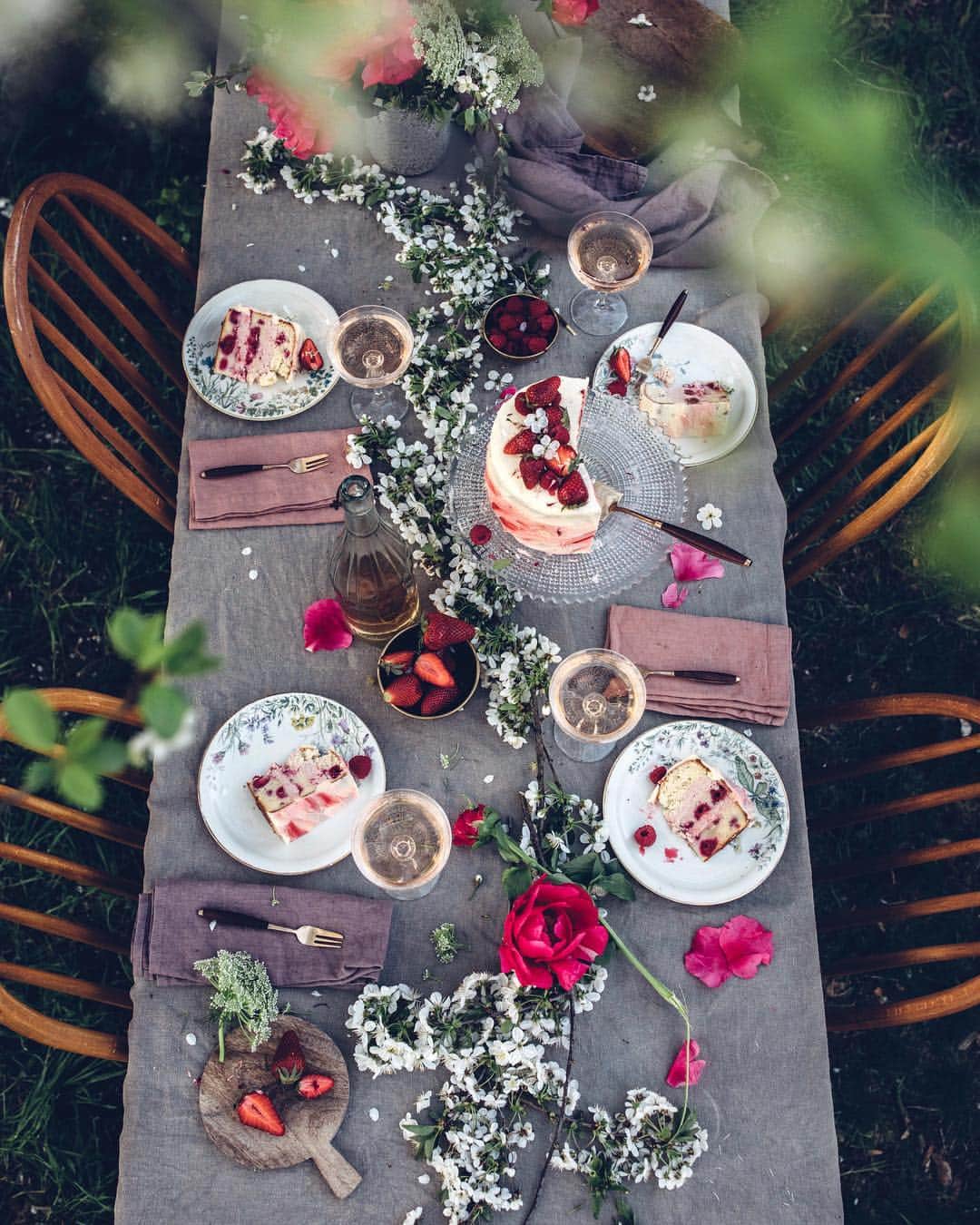 Our Food Storiesさんのインスタグラム写真 - (Our Food StoriesInstagram)「Anzeige|Advertisement We created this delicious gluten-free strawberry-raspberry cake with the new Art-Edition from @mummsekt and celebrated a little spring gathering with friends in the garden 🥂💞 See more in our stories. #mummsekt #mummartedition #manchmalmussesebenmummsein #genussmomente ____ #gatheringslikethese #momentslikethese #tabledecoration #springmood #gardeninspo #bloooms #gardeninspiration #glutenfreecake #glutenfreefood #glutenfri #glutenfrei #germanfoodblogger #simplejoys #cakedecorating #gardenparty」4月23日 23時30分 - _foodstories_