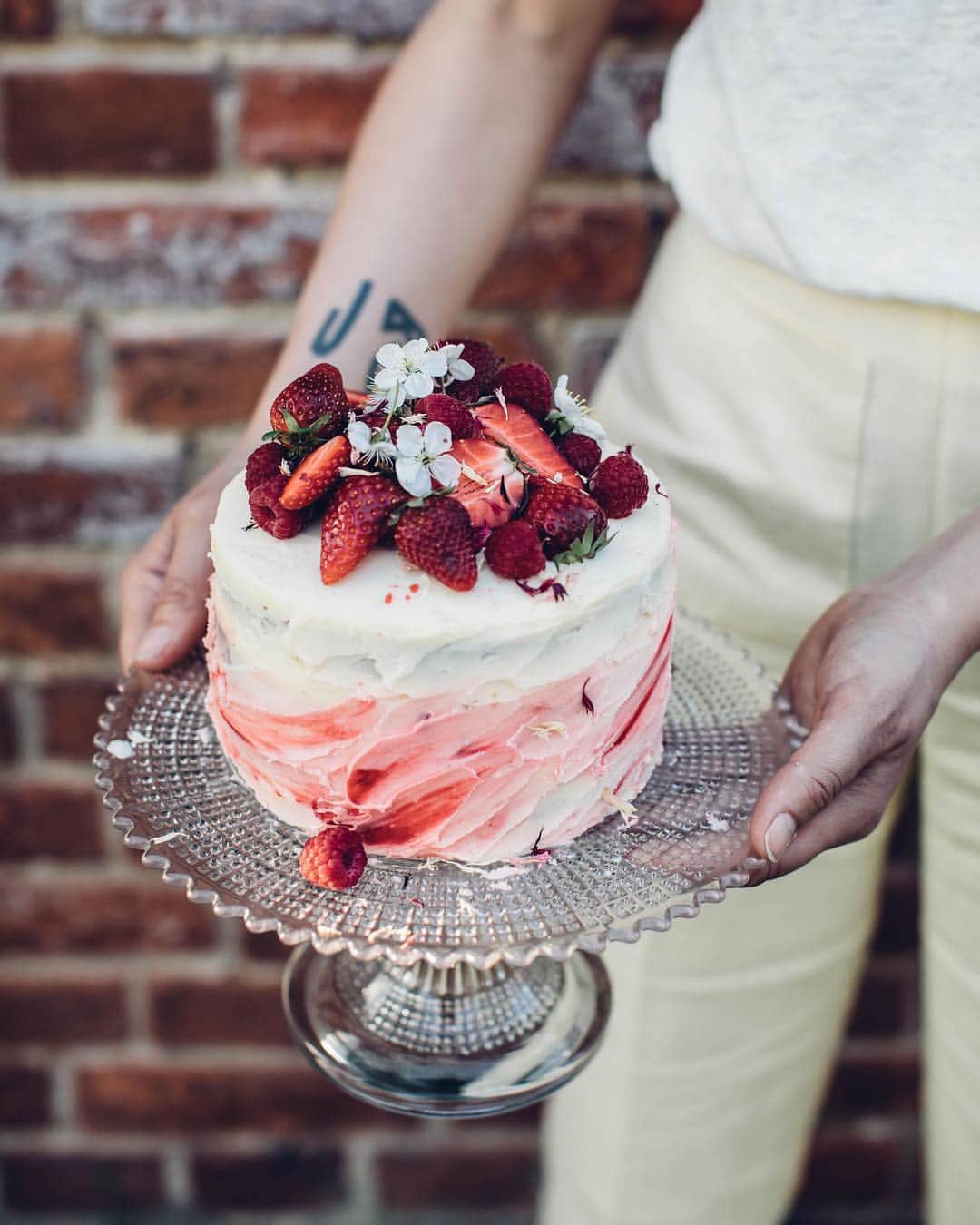 Our Food Storiesさんのインスタグラム写真 - (Our Food StoriesInstagram)「Anzeige|Advertisement We created this delicious gluten-free strawberry-raspberry cake with the new Art-Edition from @mummsekt and celebrated a little spring gathering with friends in the garden 🥂💞 See more in our stories. #mummsekt #mummartedition #manchmalmussesebenmummsein #genussmomente ____ #gatheringslikethese #momentslikethese #tabledecoration #springmood #gardeninspo #bloooms #gardeninspiration #glutenfreecake #glutenfreefood #glutenfri #glutenfrei #germanfoodblogger #simplejoys #cakedecorating #gardenparty」4月23日 23時30分 - _foodstories_