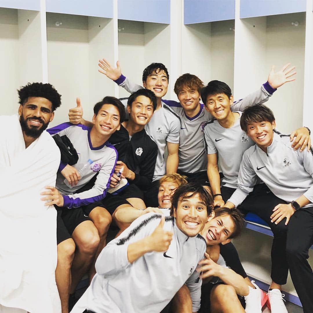 稲垣祥のインスタグラム：「NICE勝利！いい笑顔😇 韓国まで応援に来ていただいた方々ありがとうございました！ #サンフレッチェ広島 #ACL」