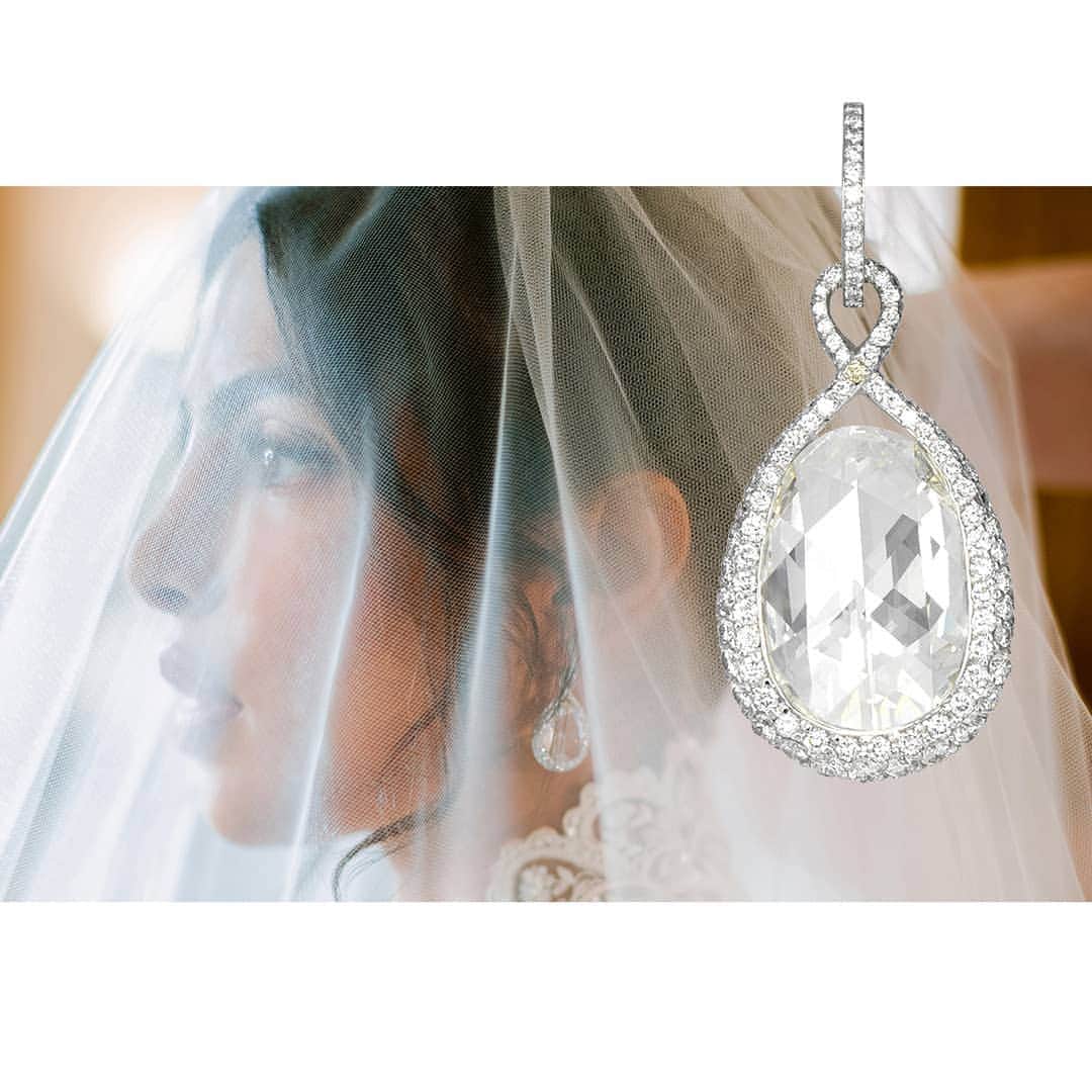 ショパールさんのインスタグラム写真 - (ショパールInstagram)「@priyankachopra spectacular veil revealed radiant pear-shaped #diamond earrings from the #ChopardHauteJoaillerie Collection, featuring 12.26-carats of diamonds set in 18k #ChopardBridal  #ChopardDiamonds」4月23日 23時41分 - chopard
