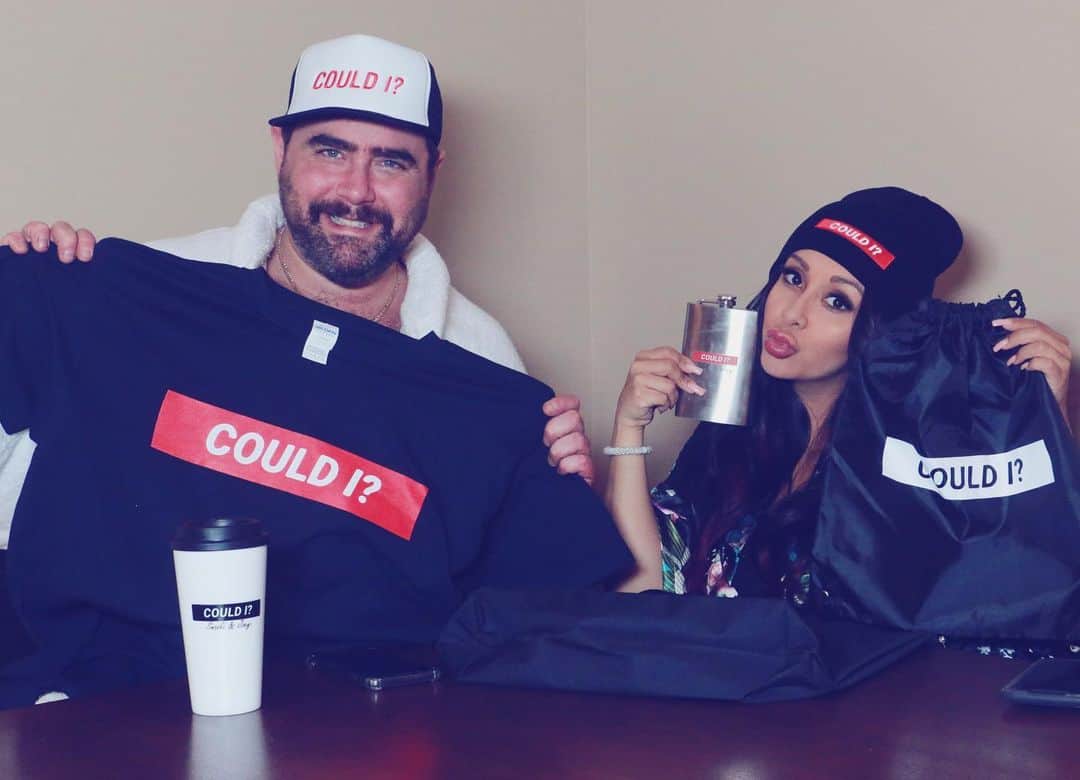 ニコール・ ポリッツィのインスタグラム：「TOMORROW is our live show @itshappeningpodcast & we are so excited to be selling our COULD I merch! Link in story for tickets 🖤🔥」
