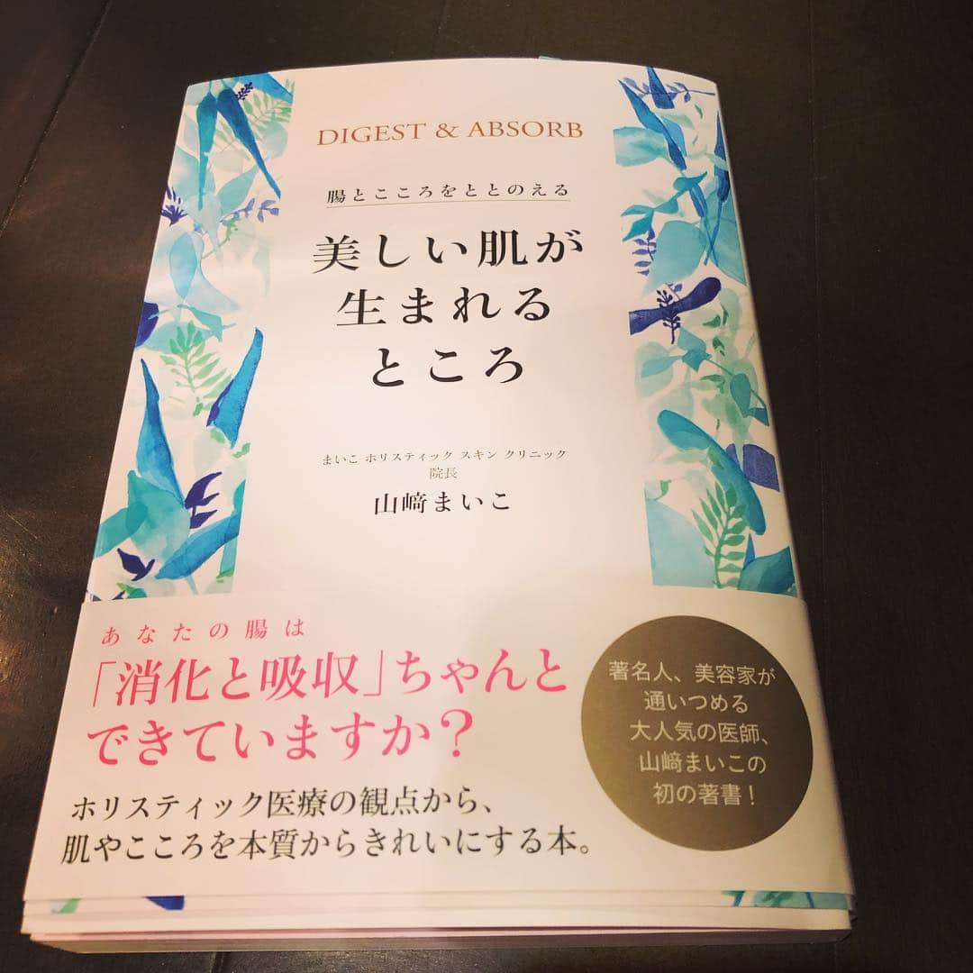 YUKI TAKESHIMAさんのインスタグラム写真 - (YUKI TAKESHIMAInstagram)「私や女子達の駆け込みドクター代官山のマイコクリニックの院長マイコ先生が、腸と心を整える美しい肌が生まれるところを出版発表会にお邪魔させて頂きました✨  肌のトラブルは、腸内環境⁉️ マイコ先生のお話を聞いていて特に共感する心得が… 私が日頃から自分のWSでお伝えしている自分の手で肌を労わりマッサージして今日の自分を観察すること✨の大切さ。  そして、マイコクリニックの素晴らしさは、メタトロン測定器で自分の体調不良や病気の原因を推測 し適切なアドバイスをうけれる事です✨ @maiko_holistic_skin_clinic  会うと身体をほぐしてくれる癒しのトレーナーのかおるちゃんにも会えた😊 @kaoru.apro  #腸とこころをととのえる  #美しい肌が生まれるところ  #ワニブックス  #メタトロン  #メタトロン診断  #腸内環境改善」4月23日 23時39分 - yukimake