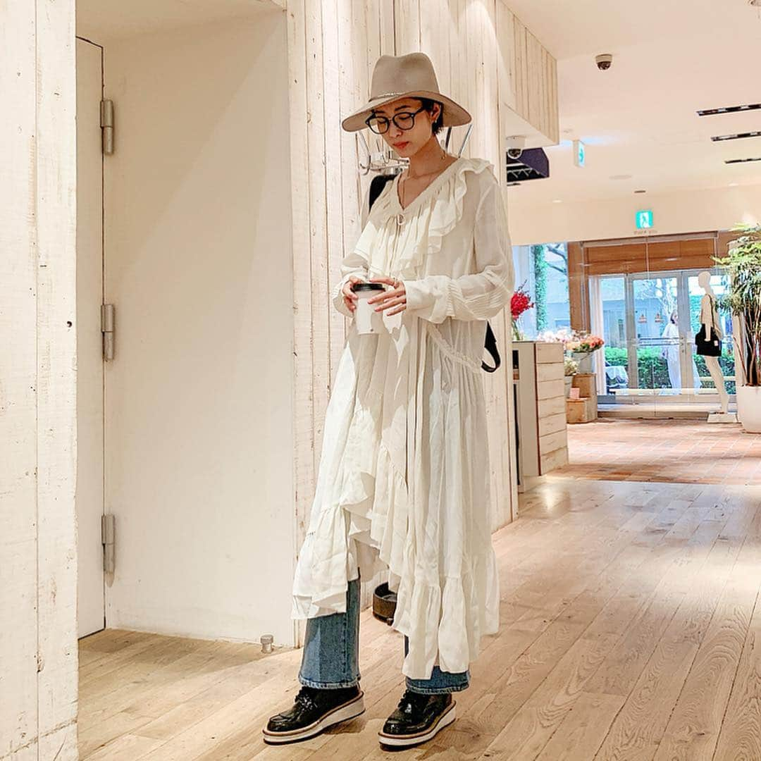 izu（出岡美咲）さんのインスタグラム写真 - (izu（出岡美咲）Instagram)「そんな今日の私服です🕊  OP @hm  DENIM @tonal_official  SHOES @givenchyofficial  HAT @janessaleone  GLASSES @rayban_japan」4月23日 23時40分 - izu_stagram