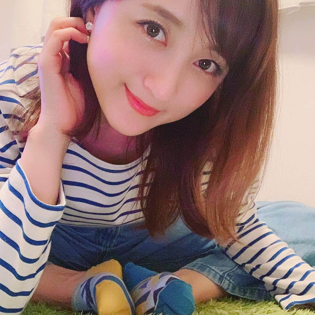 小松彩夏さんのインスタグラム写真 - (小松彩夏Instagram)「﻿ ﻿ ﻿ デンマーク発@flb_fashion のアシンメトリーソックス「SOLO SOCKS」 ﻿﻿ ﻿﻿ シングルソックスが7足セットになってて﻿﻿ どの組み合わせでも履けるようになっているんです！！﻿﻿ ﻿﻿ あれ？靴下の片方どこ行った？？﻿﻿ そんなときでも大丈夫♪﻿﻿ ﻿﻿ どの組み合わせでもオッケー！！﻿﻿ これはずぼらな私は助かります♡笑笑﻿﻿ ﻿﻿ 一つ一つが違うデザインだから組み合わせを考えるのも楽しいです♪﻿﻿ ﻿﻿ ﻿﻿ @flb_fashion をフォローしてDMにクーポン と送ると20%off の限定クーポンがもらえるキャンペーンをやっているみたいなのでチェックしてみてね☆﻿﻿ ﻿﻿ 大好きなスニーカーの下に、可愛い靴下を履いたらお出掛けするのがいつも以上に楽しくなりそう♪﻿﻿ ﻿﻿ 詳しくはこちらから↓﻿﻿ http://www.solosocks-jp.com/﻿﻿ ﻿﻿ #solosocks #ソロソックス #プレゼント #ギフト#靴下 #誕生日プレゼント #記念日プレゼント #普通じゃ物足りない方へ #足元倶楽部 #今日の足元 #アシンメトリー #ファッション ﻿」4月23日 23時40分 - official_ayaka_502