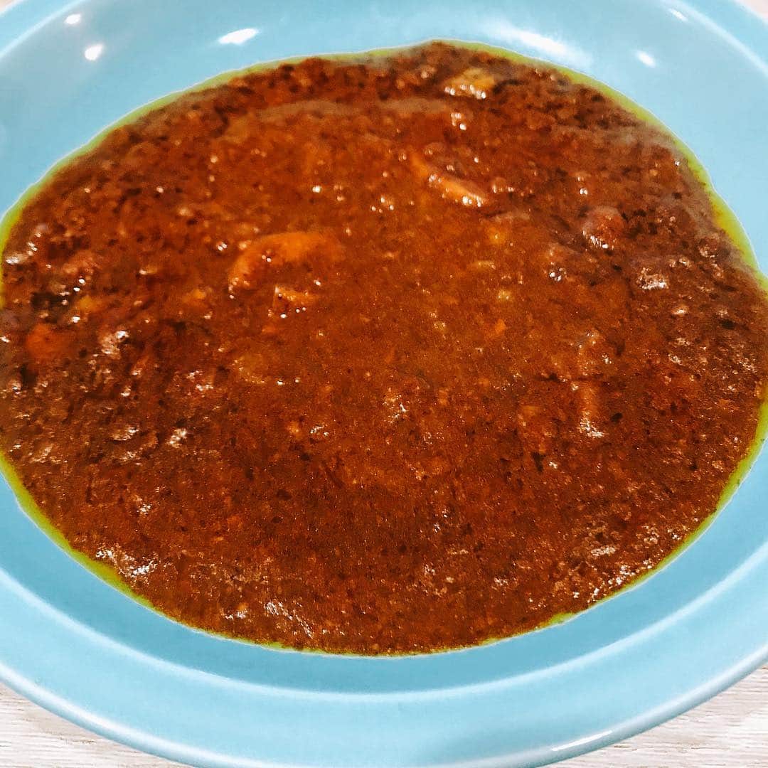 森野光晴のインスタグラム：「レトルトカレー食べ比べ その7 珊瑚礁 湘南ドライカレー  とりあえず、ドライカレー感はあまりない。 写真みたいなのを期待してるとちょっとガッカリ。 美味しいんだけどね〜。 #レトルトカレー #ライス抜き」