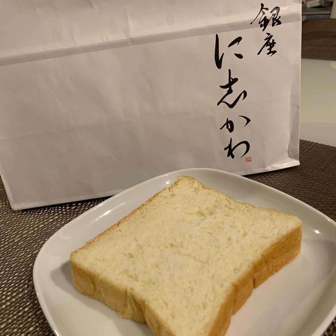 のインスタグラム：「止まらない。 #に志かわ #銀座 #食パン #1ヶ月待ち」