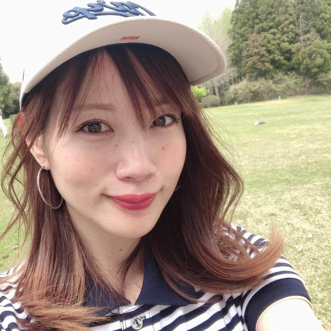 古田ちさこさんのインスタグラム写真 - (古田ちさこInstagram)「⛳️ 今日は4度目のラウンドでした😆 苦手だったパットはレッスンと同行者の方向指示のおかげでだいぶ省エネできました✨✨ （男らしいねって何度か言われたけどどういうことだろ？😂笑） なのにワンオンした時に限って5打も打ったのは…😭 そして今回へっぽこだったのはドライバー❗️ 池ぽちゃ動画見て…ひどい…。 今まで打ちっ放し練習してたけど今回出来なかったからかな…🌀 教わっている城所先生の名誉の為に言わせていただくと、今レッスンでは基礎を固めようとフルスイングを封印していてアプローチやパターをみてもらっています🍀 そのおかげかアプローチが凄く楽しかったしバンカーショットも褒めてもらえたよ☺️ これから練習頑張って下手くそからの成長ぶりを伝えていきたいので白状しますがスコアはぴったり150でした。🤮🍂 私のくせに前半60台でまわれてまさか？！と思ったんだけどなぁ。。 17.18番ホールで24打した。。 集中力も体力も切れちゃった🌀 平日ですが混んでいて前も詰まっていたのが幸いでした😂 待ちが結構あった分、自然を眺める余裕もあって池の鯉たちや八重桜に癒されました✨ ネイチャーフレイバーがめちゃくちゃ強いホールもあったなぁ…🐖🐄笑 お昼の坦々麺と鉄鍋餃子、とっても美味しかったです♩ #ゴルフウェア は ワンピ @rec_officia1  パーカー @pearlygates_official キャップ @tauhiroshima で選んだカープの#ニューエラゴルフ ♡ いただきもののチップマーカーもカープだよ🏌️‍♂️‍♀️♩ ・ #ゴルフ#golf#ゴルフ初心者#ゴルフ女子#golfwear#golf⛳️#golfing#ゴルフ女子コーデ#カープ女子がゴルフをしたら…#オークヒルズカントリークラブ#池ぽちゃ#右ばっかりで左向いて打ってた#カープサヨナラ勝ち#こいほー#鯉のぼり」4月23日 23時44分 - chisakofuruta