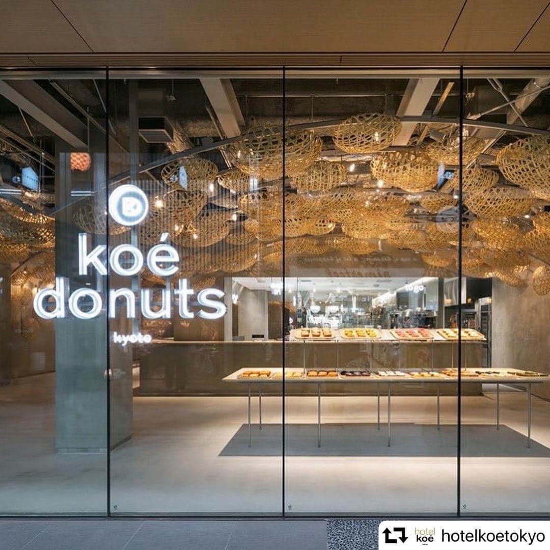 コエさんのインスタグラム写真 - (コエInstagram)「#repost @hotelkoetokyo ・・・ koe donuts kyoto POP UP STORE開催！ . 5月1日(水・祝)～6日(月・祝)のゴールデンウィーク期間中、2019年3月21日(木・祝)京都にグランドオープンし、連日大行列のドーナツファクトリー「koe donuts kyoto」のPOP UP STOREが登場。 京都でしか味わえない“エシカル&ウェルネスなドーナツ”が期間限定でお楽しみいただけます。 . さらに、イラストレーター長場雄氏の描く“ドーナツ博士”が施された「koe donuts kyoto」の限定グッズも登場さらに、今回のPOP UPを記念した渋谷店限定カラーもご用意。 . 京都で話題の「koe donuts」を、渋谷にてぜひお楽しみください。 . ■koe donuts kyoto POP UP STORE開催概要 開催期間 ：5 月1日（水・祝）～5月6日（月・祝） 時間 ：10：00～23：00 実施場所 ：hotel koe tokyo 1F 「koe space」/2F 「koe 渋谷店」 内容 ：koe donuts限定メニュー5種販売/koe donuts限定グッズ販売（渋谷店限定カラーあり） . ドーナツ、限定アイテムは数量限定のため無くなり次第販売終了となります。 #hotelkoe #koe #shibuya #kyoto #donuts #ethical #長場雄 # koedonuts #コエ #ホテルコエ #コエドーナツ #お土産 #どーなつ」4月23日 23時46分 - koe_official