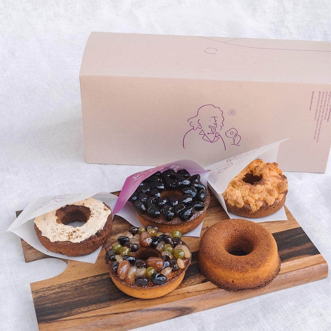 コエさんのインスタグラム写真 - (コエInstagram)「#repost @hotelkoetokyo ・・・ koe donuts kyoto POP UP STORE開催！ . 5月1日(水・祝)～6日(月・祝)のゴールデンウィーク期間中、2019年3月21日(木・祝)京都にグランドオープンし、連日大行列のドーナツファクトリー「koe donuts kyoto」のPOP UP STOREが登場。 京都でしか味わえない“エシカル&ウェルネスなドーナツ”が期間限定でお楽しみいただけます。 . さらに、イラストレーター長場雄氏の描く“ドーナツ博士”が施された「koe donuts kyoto」の限定グッズも登場さらに、今回のPOP UPを記念した渋谷店限定カラーもご用意。 . 京都で話題の「koe donuts」を、渋谷にてぜひお楽しみください。 . ■koe donuts kyoto POP UP STORE開催概要 開催期間 ：5 月1日（水・祝）～5月6日（月・祝） 時間 ：10：00～23：00 実施場所 ：hotel koe tokyo 1F 「koe space」/2F 「koe 渋谷店」 内容 ：koe donuts限定メニュー5種販売/koe donuts限定グッズ販売（渋谷店限定カラーあり） . ドーナツ、限定アイテムは数量限定のため無くなり次第販売終了となります。 #hotelkoe #koe #shibuya #kyoto #donuts #ethical #長場雄 # koedonuts #コエ #ホテルコエ #コエドーナツ #お土産 #どーなつ」4月23日 23時46分 - koe_official
