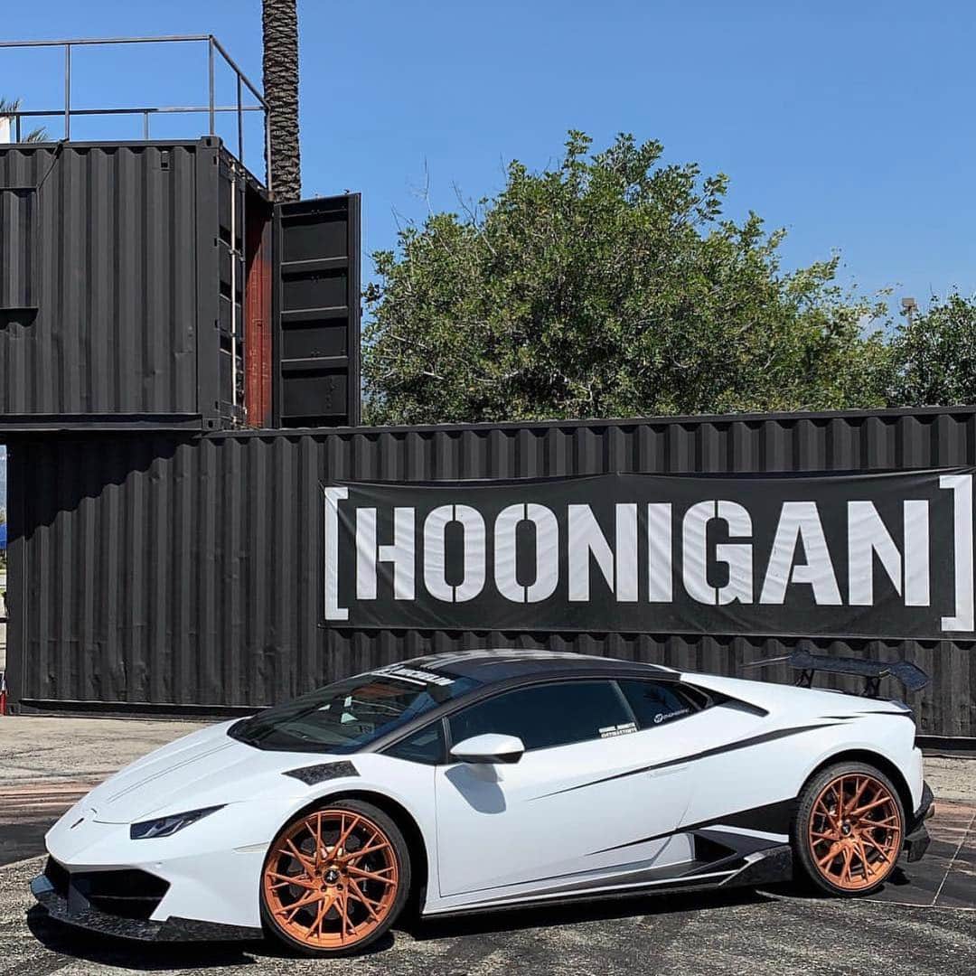 CarsWithoutLimitsさんのインスタグラム写真 - (CarsWithoutLimitsInstagram)「Power Couple @samuel_hubinette 👫 @stinastunts visiting the Hoonigan with their Lambo Huracan fitted @fittipaldiwheels FSF24 mono blocks & @1016industries forged carbon aero . #FittipaldiWheels #Fittipaldi #SamHubinette #StinaHubinette #1016industries」4月23日 23時48分 - carswithoutlimits