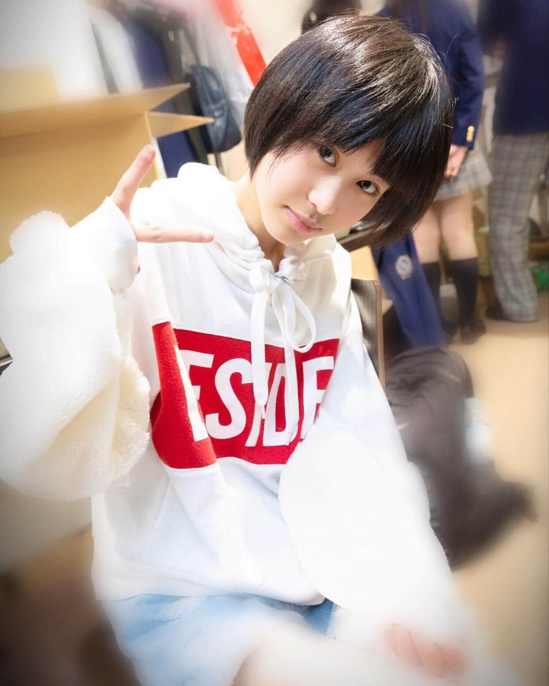 テレビ東京「青春高校３年C組」のインスタグラム：「公演終わりにΣp📷ω･´) ﾊﾟｼｬｯ! 💕 今週もよろしくです😃💕 3年C組の生徒はみんな可愛いପ(๑•ω•)੭ ☆ 次は誰を激写しにいこうかな🐻 #小沼綺音 #青春高校3年c組」