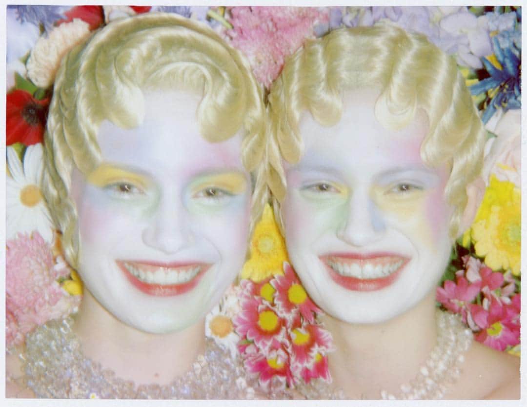 Vogue Italiaさんのインスタグラム写真 - (Vogue ItaliaInstagram)「‘Twins Beauty’ a new photostory by @grantjamesthomas styled by @sophie.gaten See the full story via link in bio. Full credits: @kacie.hall & @xchloe.hall @premiermodels Make-up @bunnyhazel Hair @ryutasaiga Floral arrangement @harrietparryflowers」4月23日 23時51分 - vogueitalia